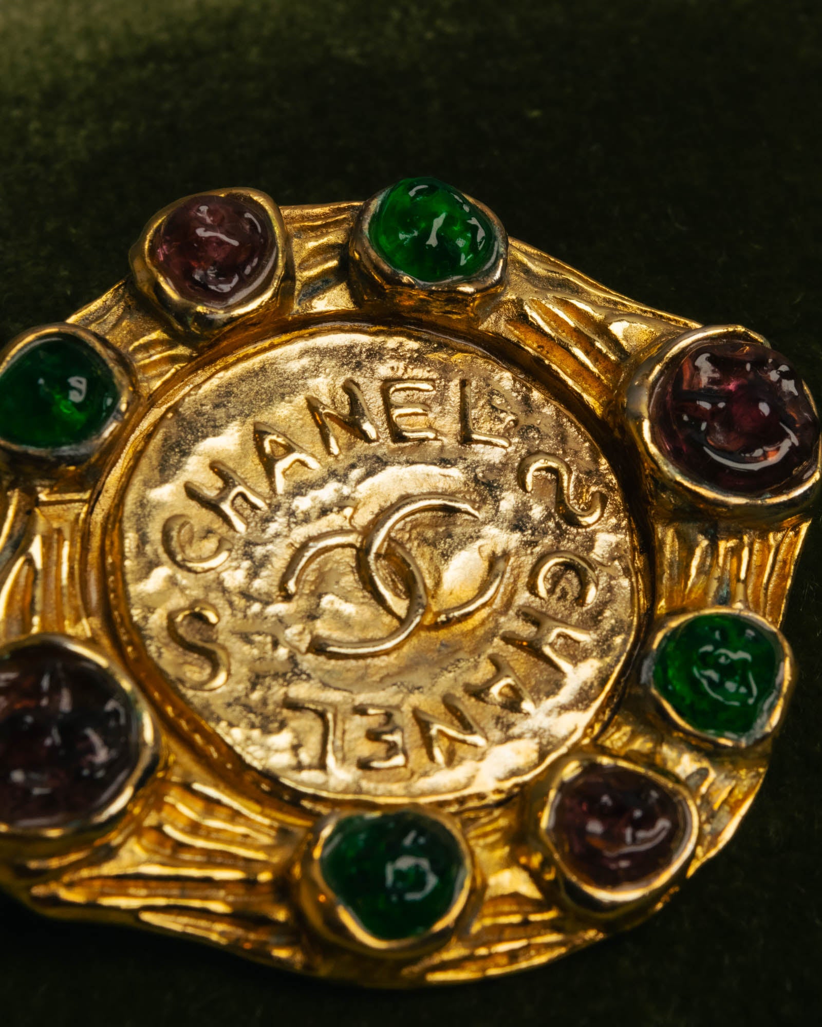 -SPECIAL- “CHANEL” 80’s-90’s Gripoix style cabochon logo brooch