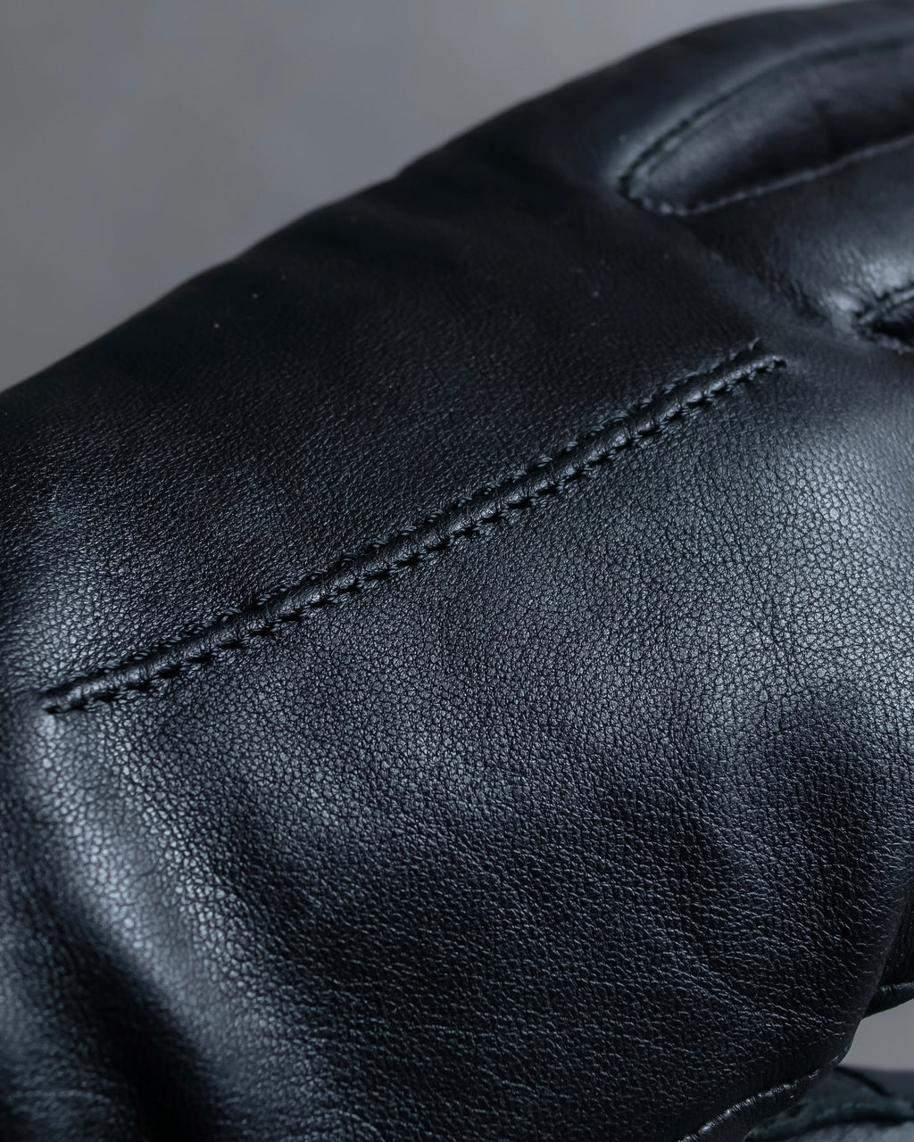"Marie Claire" Carefully stitched logo engraved leather gloves