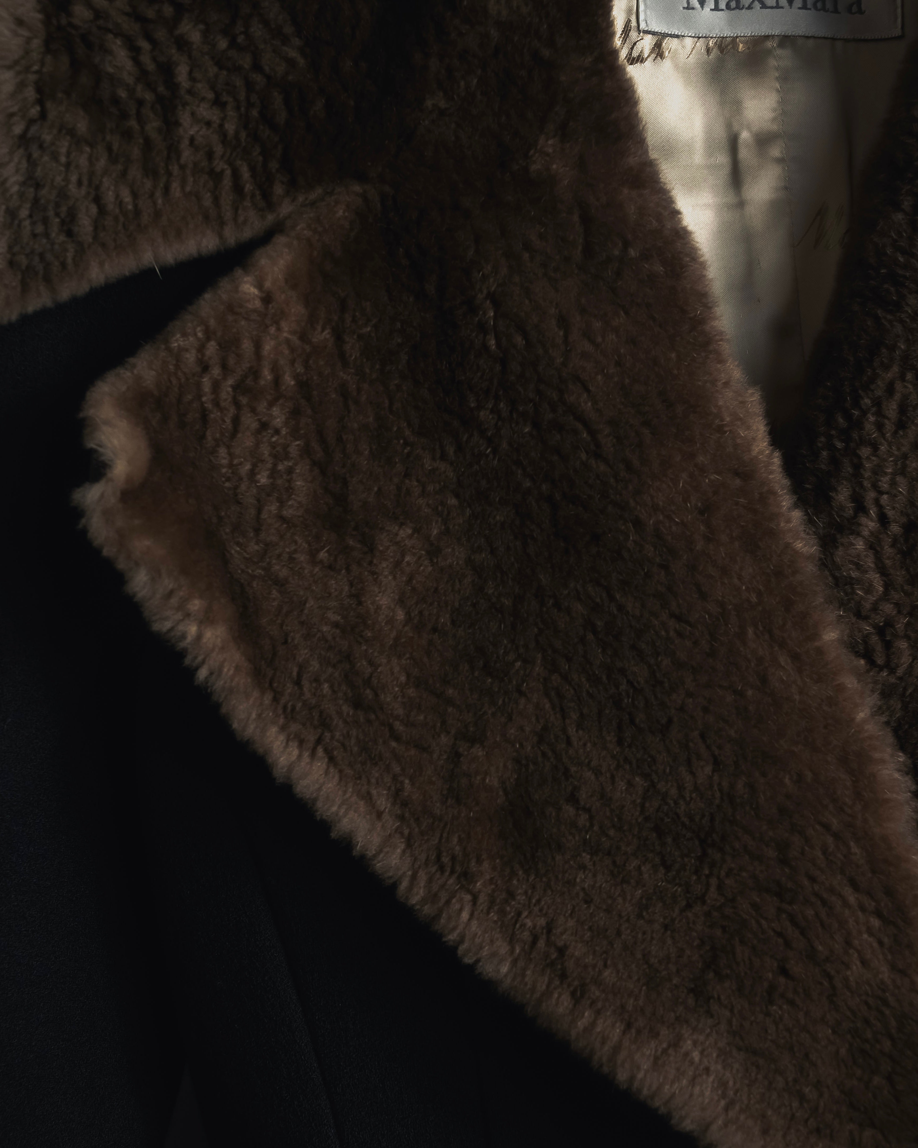 -SPECIAL- "Max Mara"
90’s Detachable fur collar virgin wool long coat