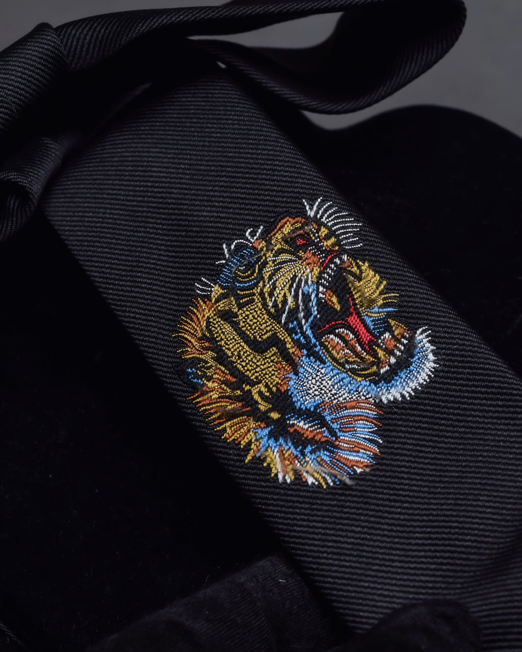 "GUCCI" Michele period tiger embroidery silk necktie