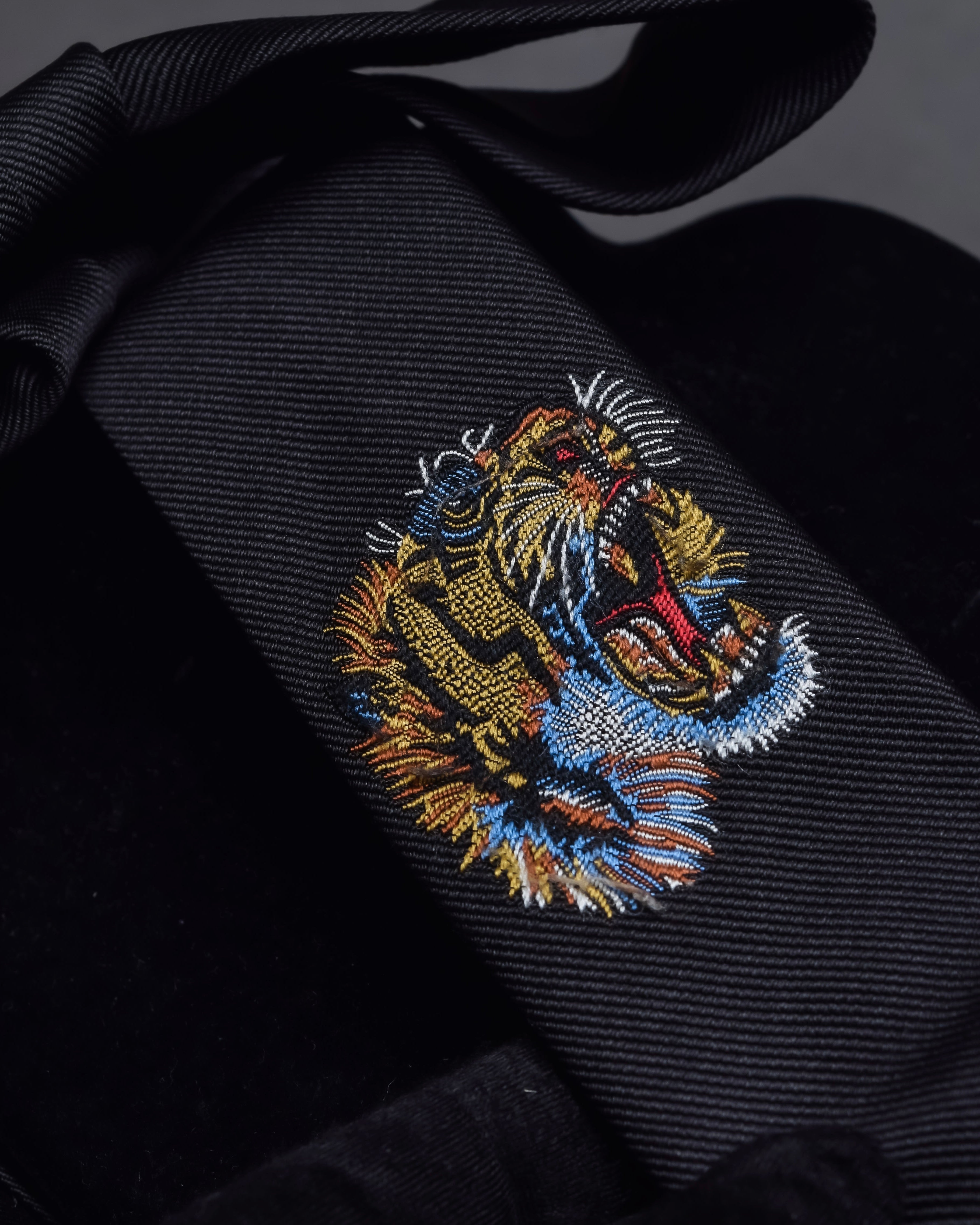 "GUCCI" Michele period tiger embroidery silk necktie