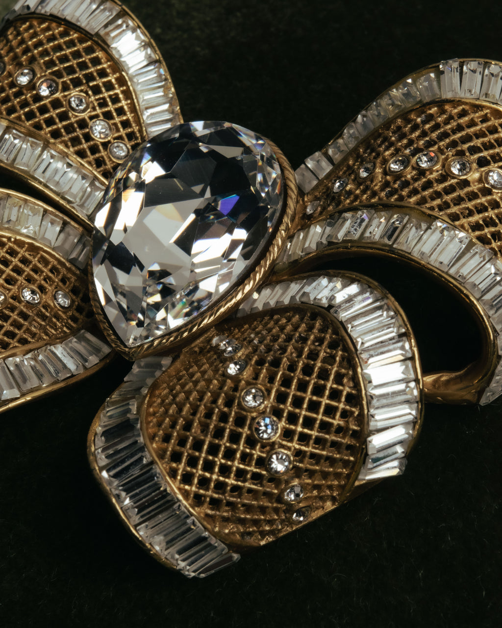 “HANAE MORI” 80’s-90’s Sculptural crystal bow brooch