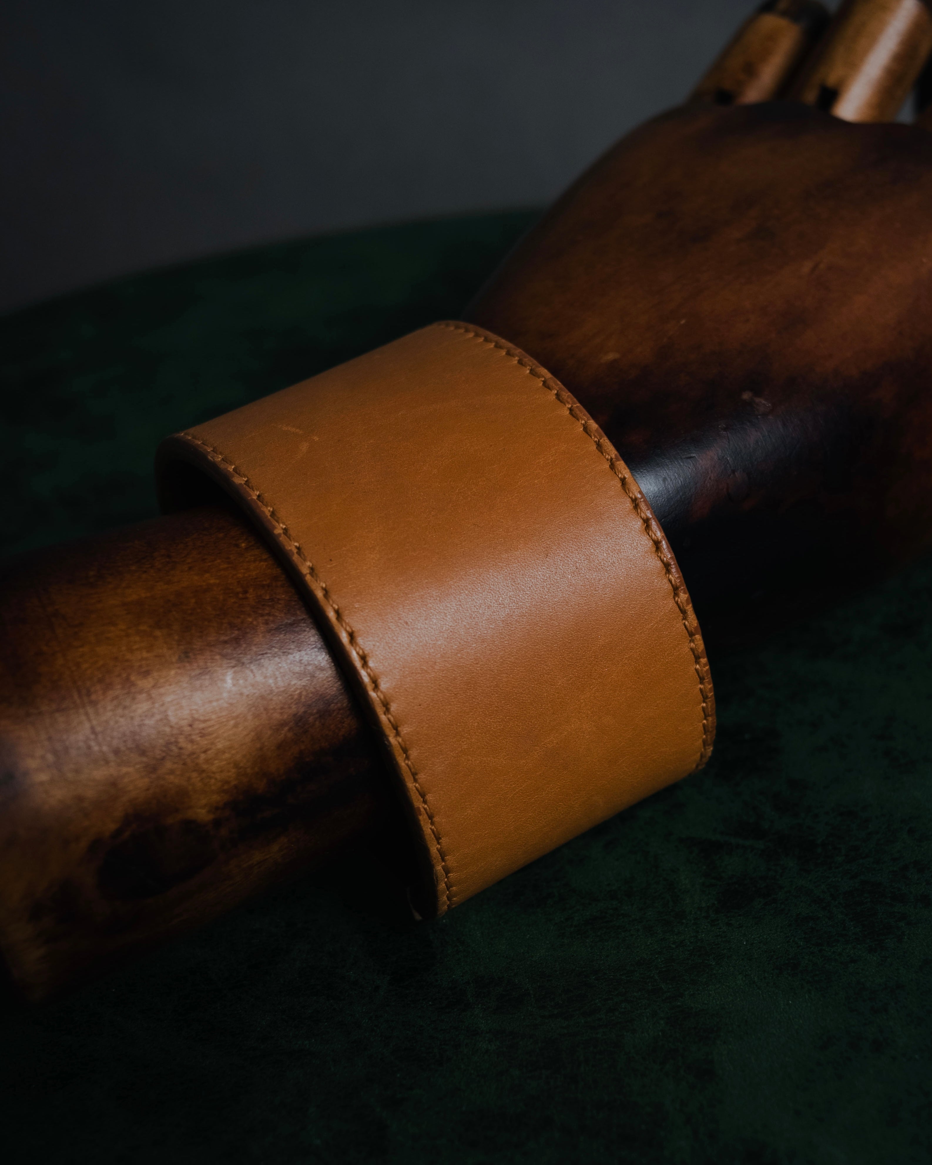 "Salvatore Ferragamo" 95’s-05’s Gancini clasp vacchetta leather bracelet