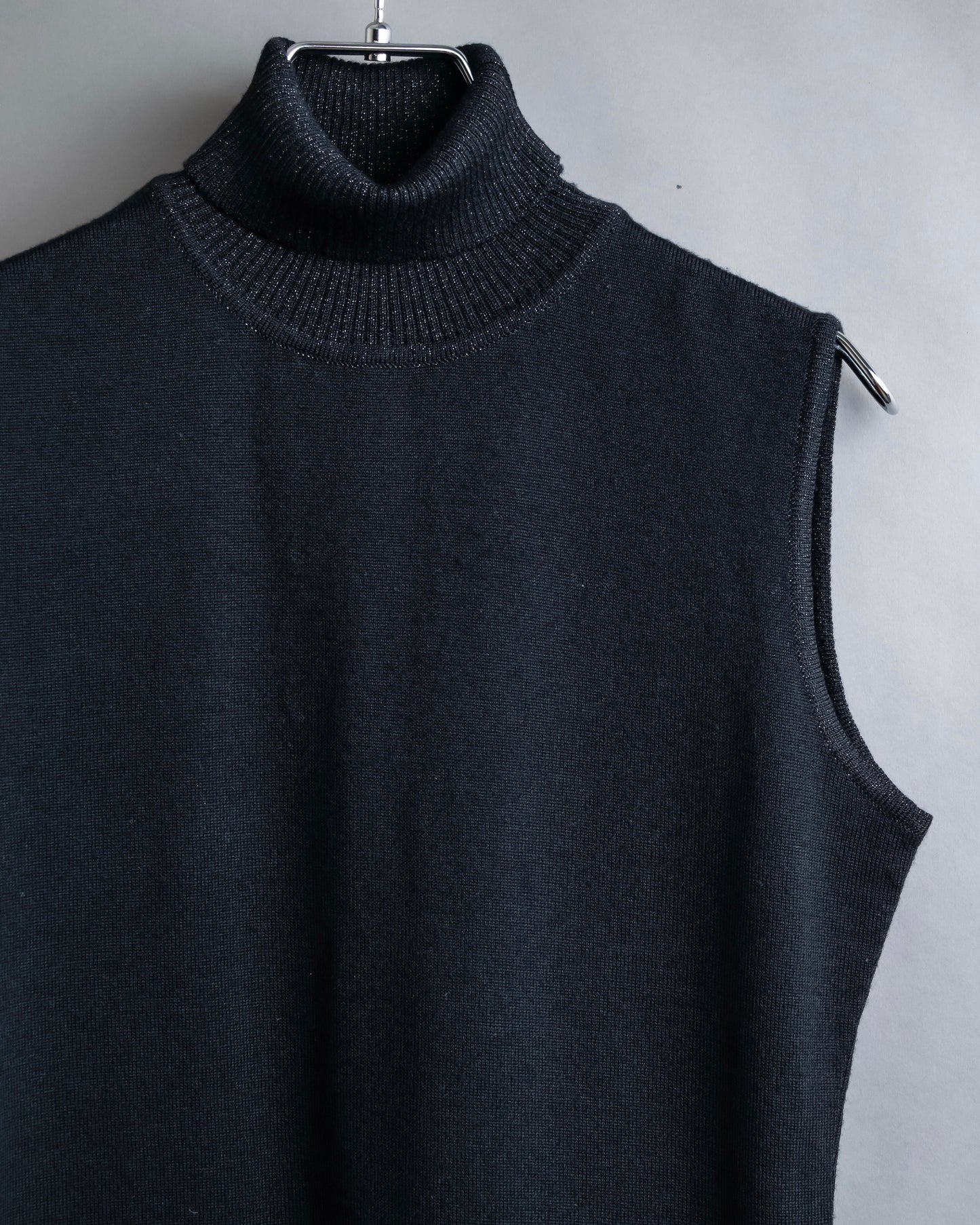 "VERSACE" High neck design sleeveless knit pullover