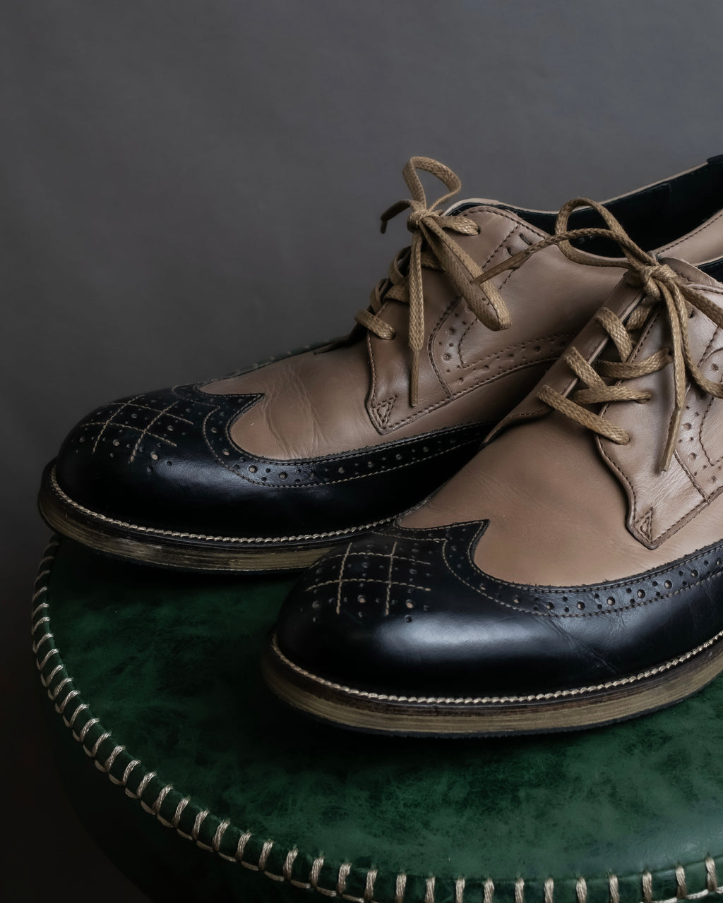"KATHARINE HAMNETT" Wingtip design bicolor leather shoes