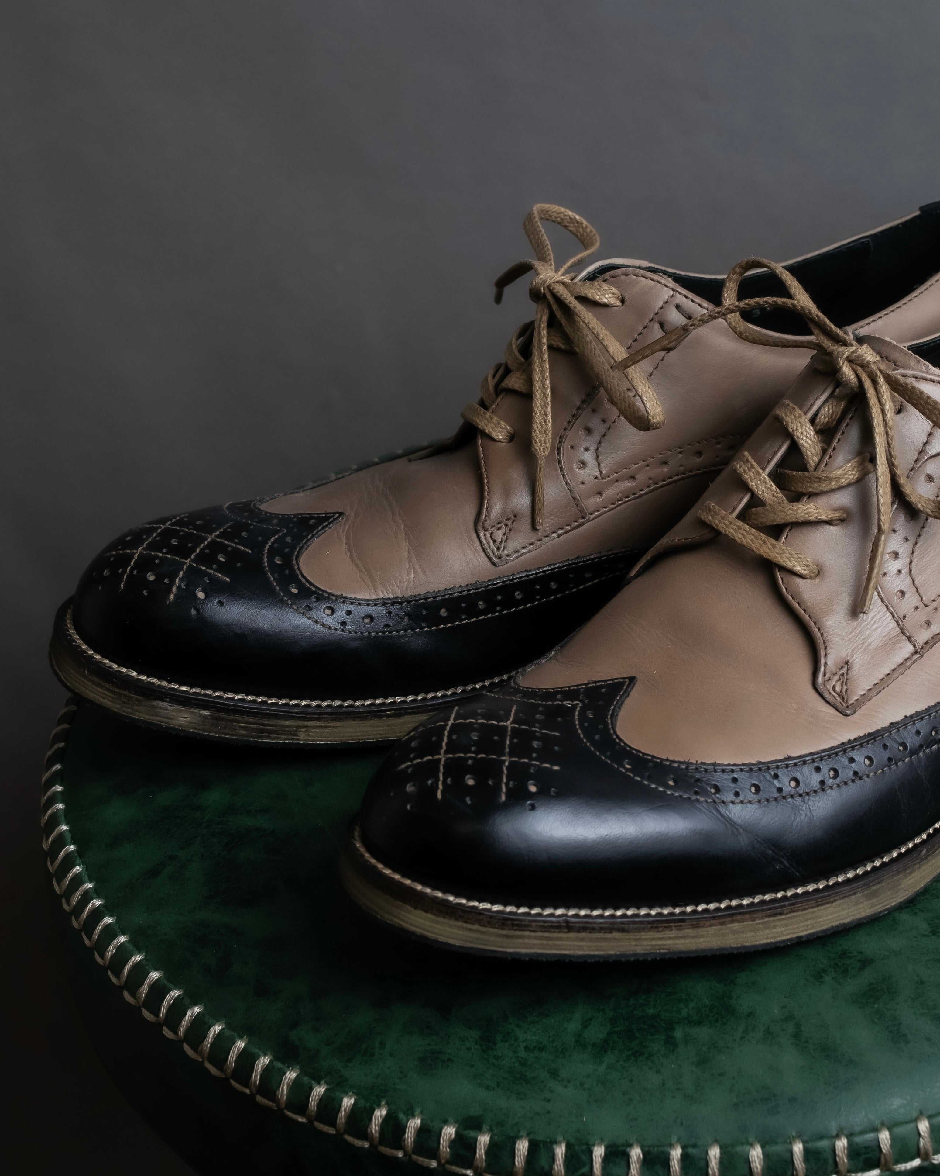 "KATHARINE HAMNETT" Wingtip design bicolor leather shoes