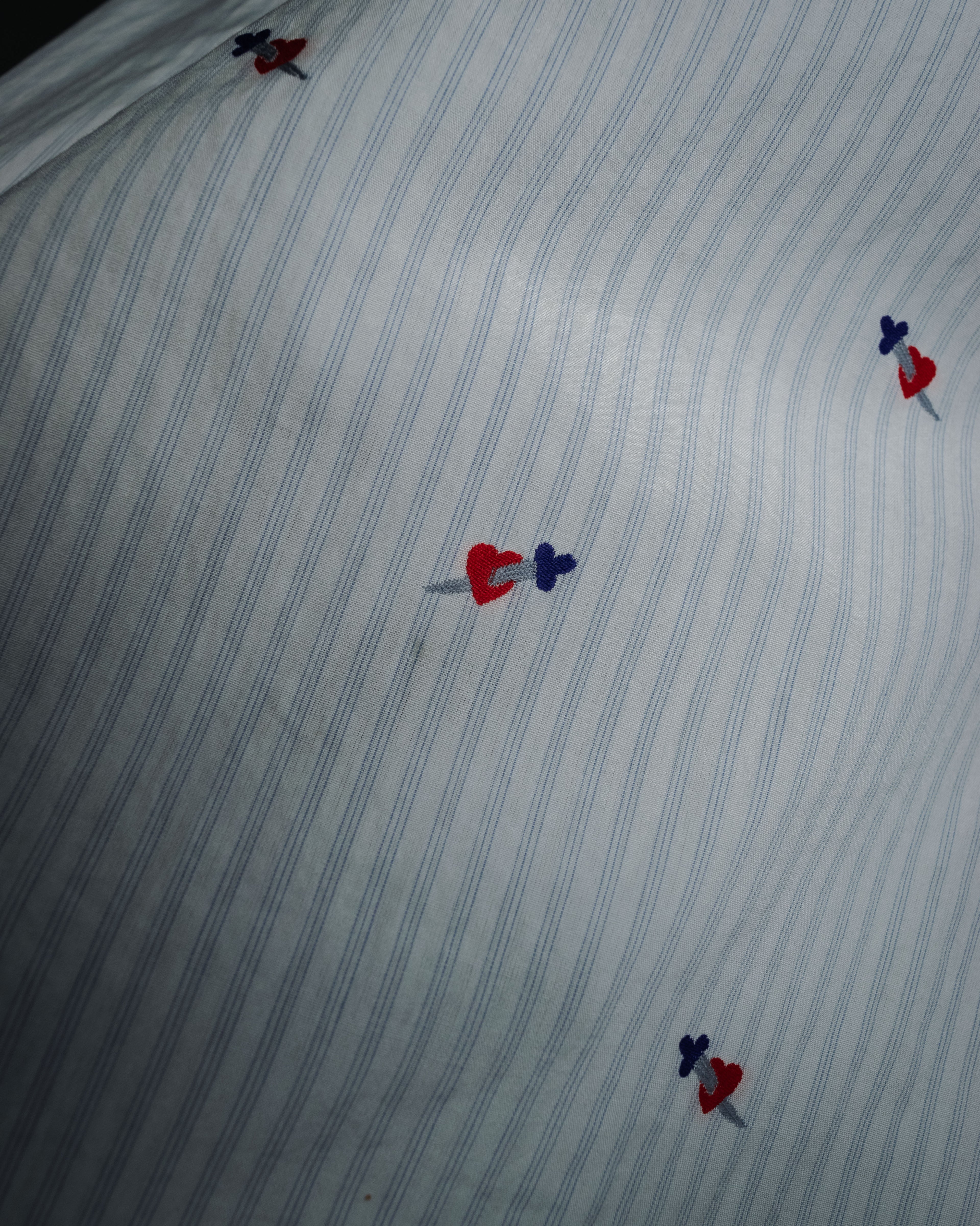 “GUCCI” 2017 heart and dagger embroidered bow tie shirt