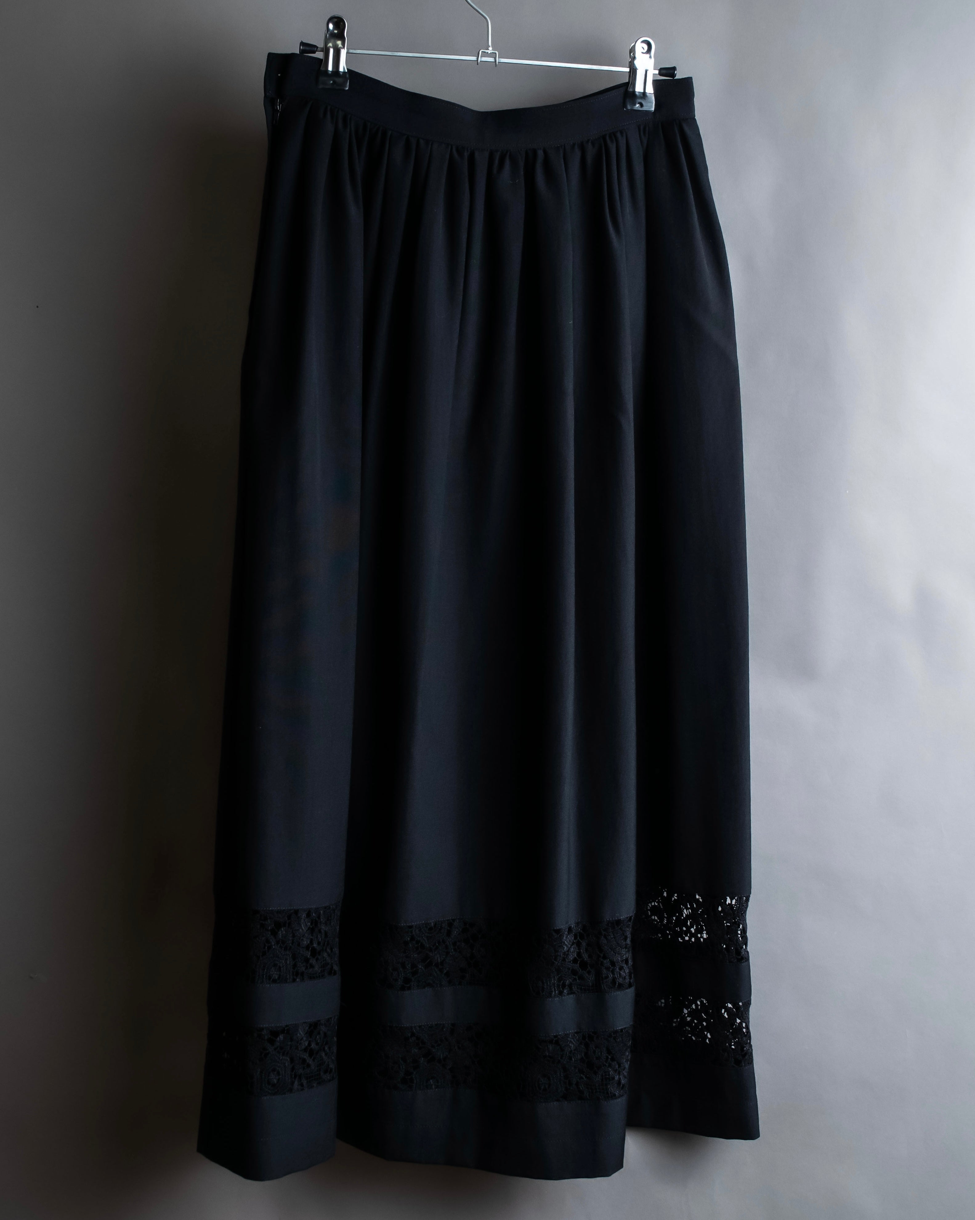 "tricot COMME des GARCONS"  Lace design at hem flare skirt