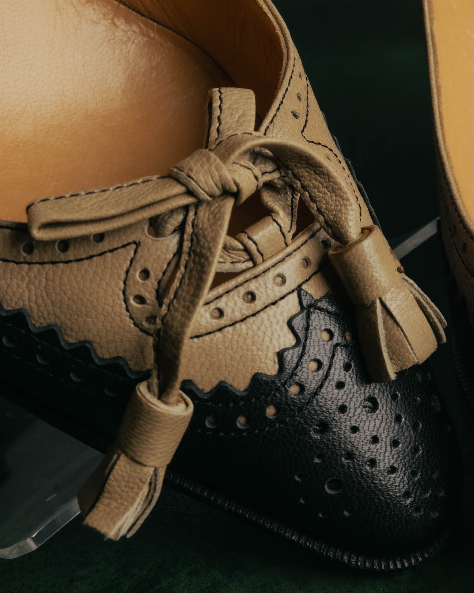 "HERMÈS" 80's-90's Classic bi-color leather tassel brogue pumps