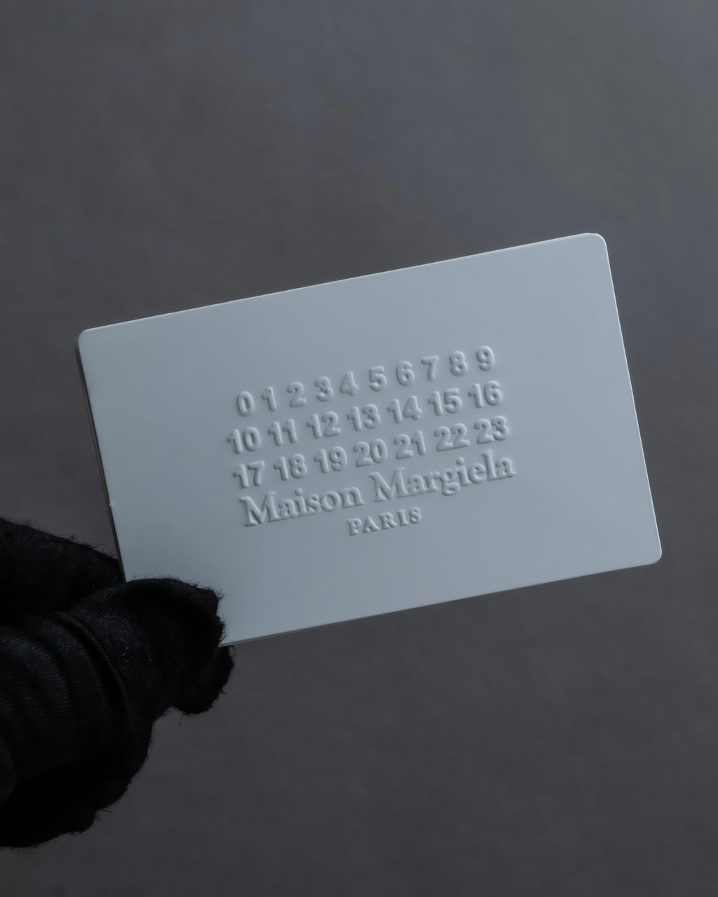 "MAISON MARGIELA" White grain leather round zipper wallet