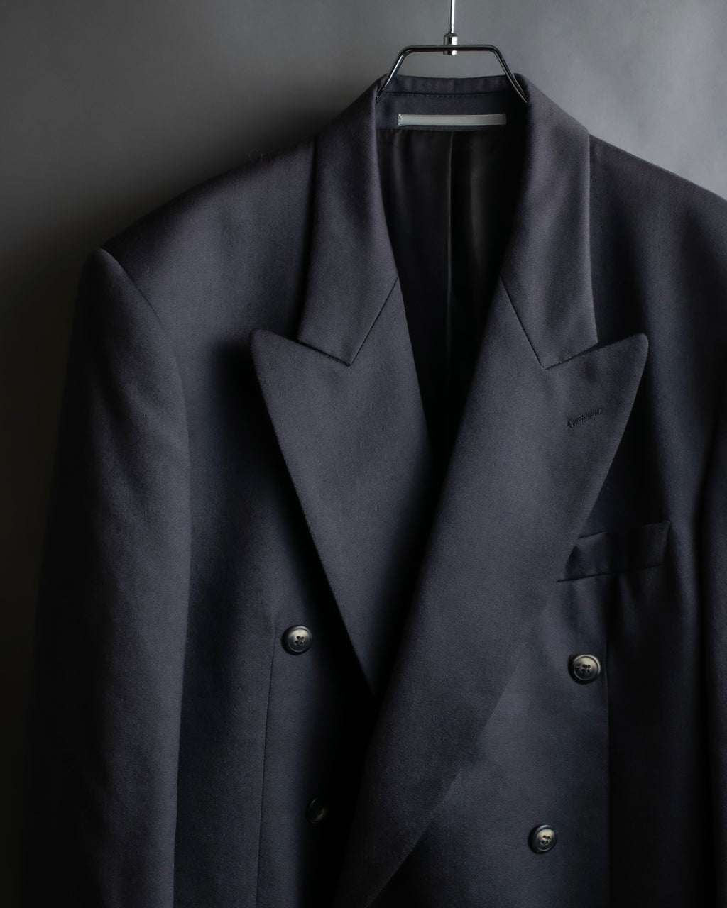 Vintage shoulder construction peak lapel tailored jacket