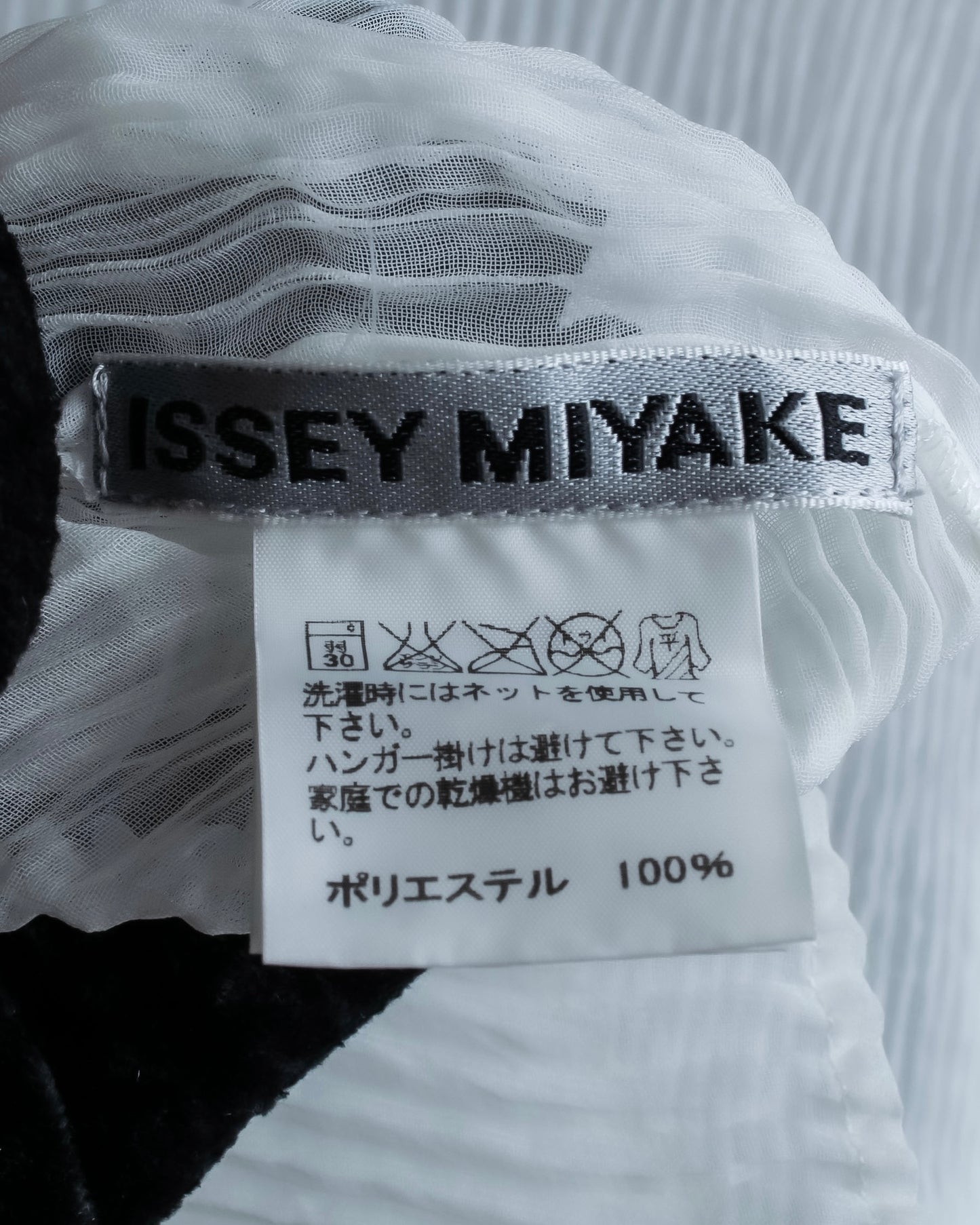 "ISSEY MIYAKE" High neck pleated sheer pullover