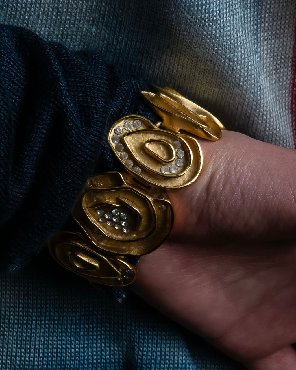 "BALENCIAGA" Wavy uneven motif design gold bracelet