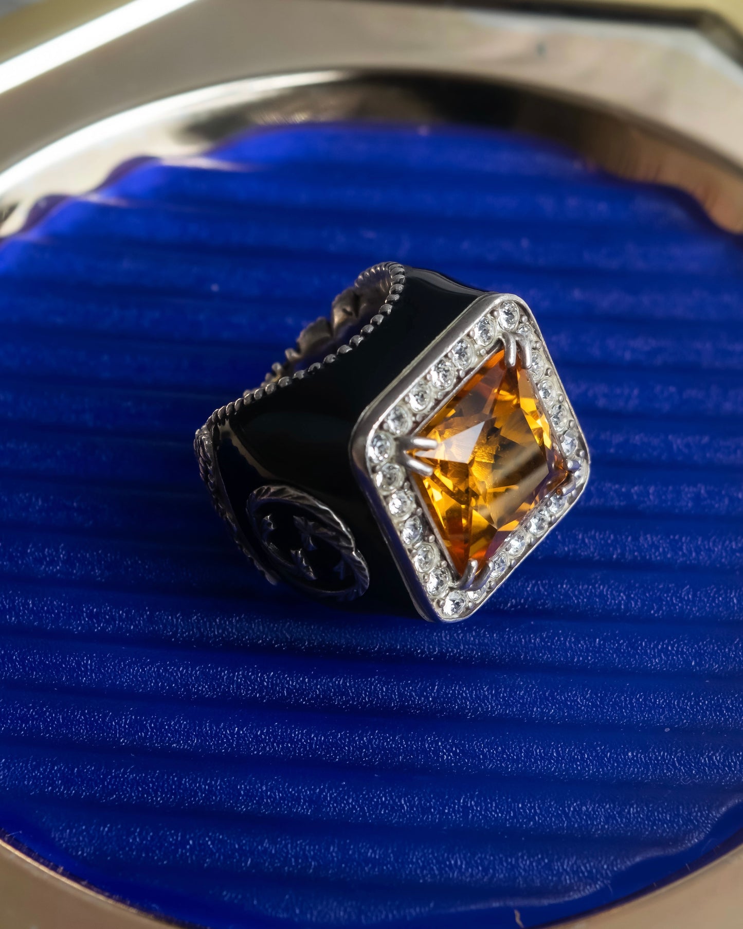 "GUCCI" Amber rhinestone GG motif engraved signet ring