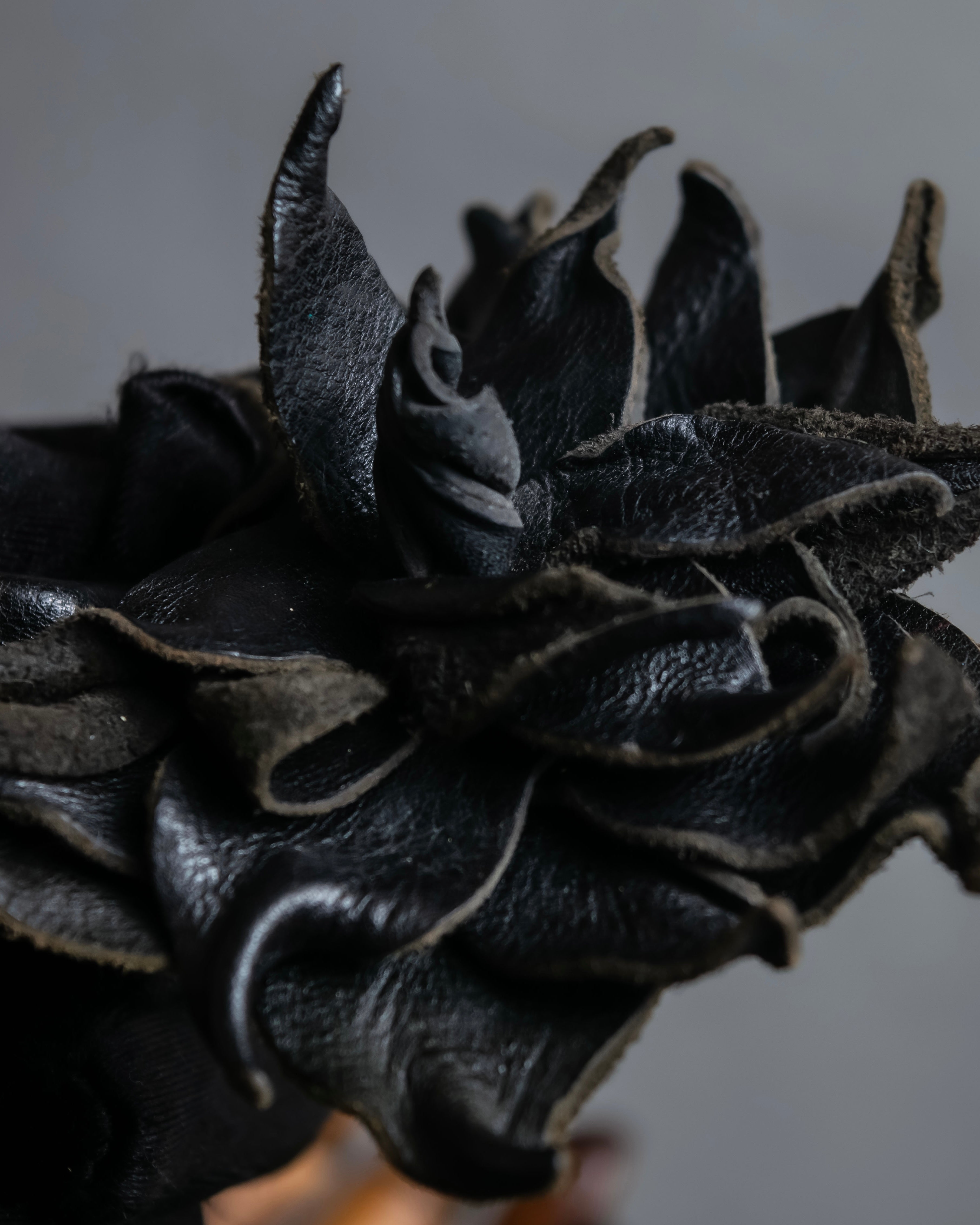 "Y's" Black leather flower motif design brooch