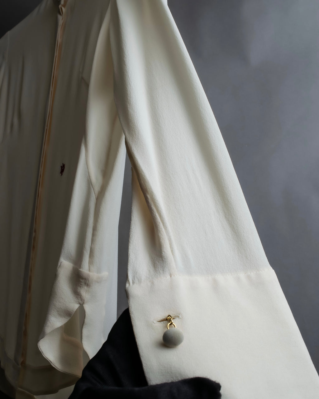 Camisa de seda con bordado en forma de logotipo "Alexandar McQueen" sin cuello