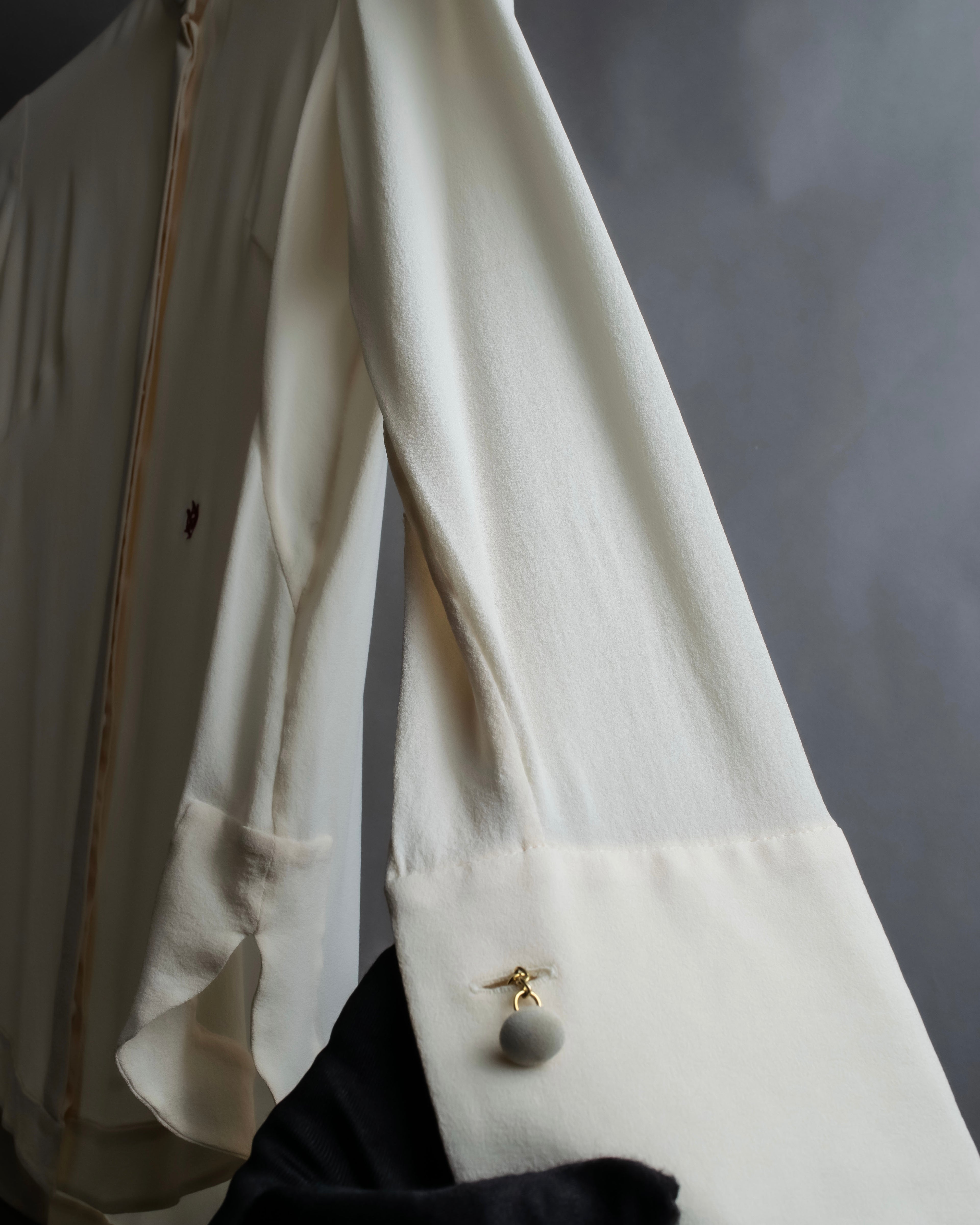 Camisa de seda con bordado en forma de logotipo "Alexandar McQueen" sin cuello