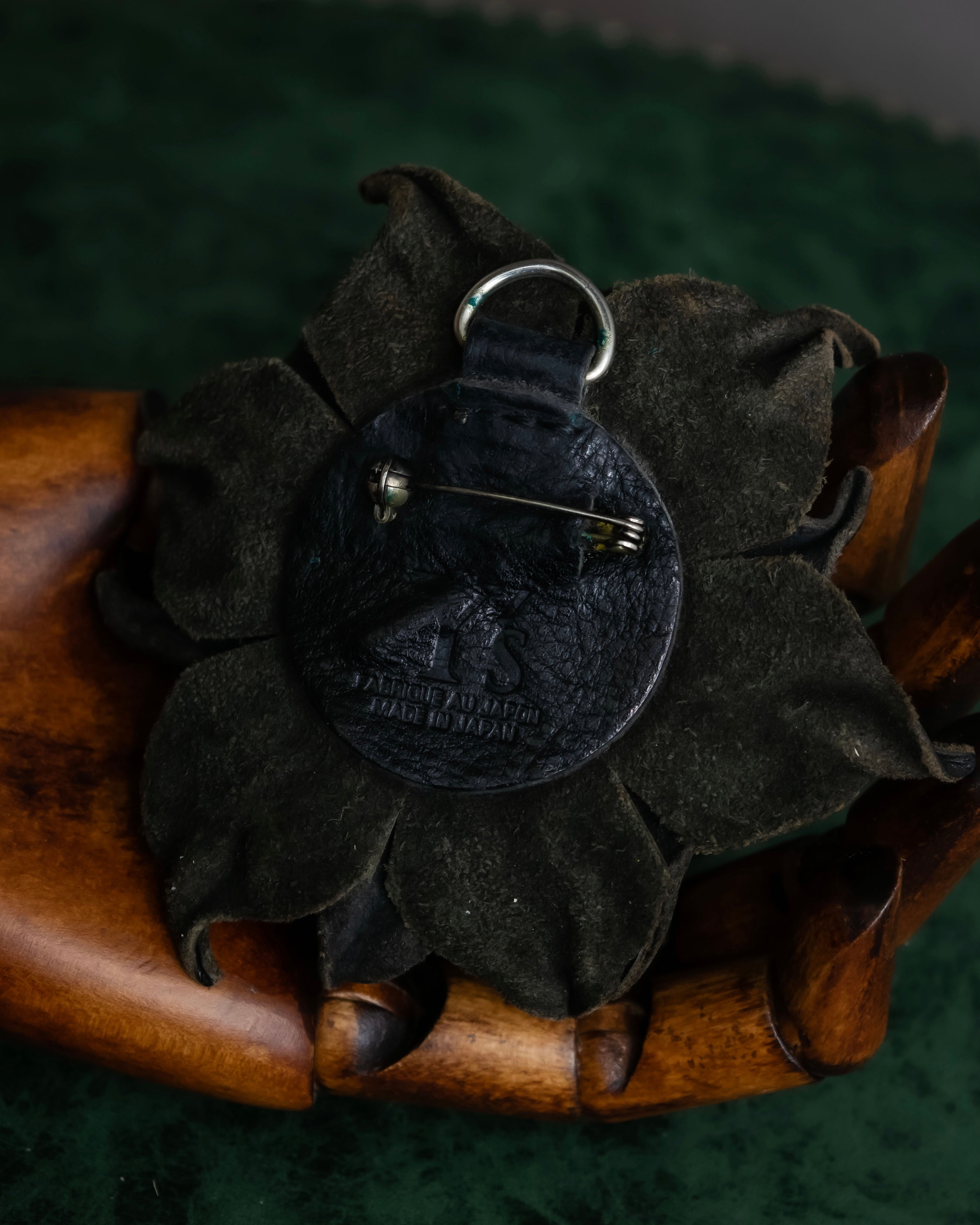 "Y's" Black leather flower motif design brooch
