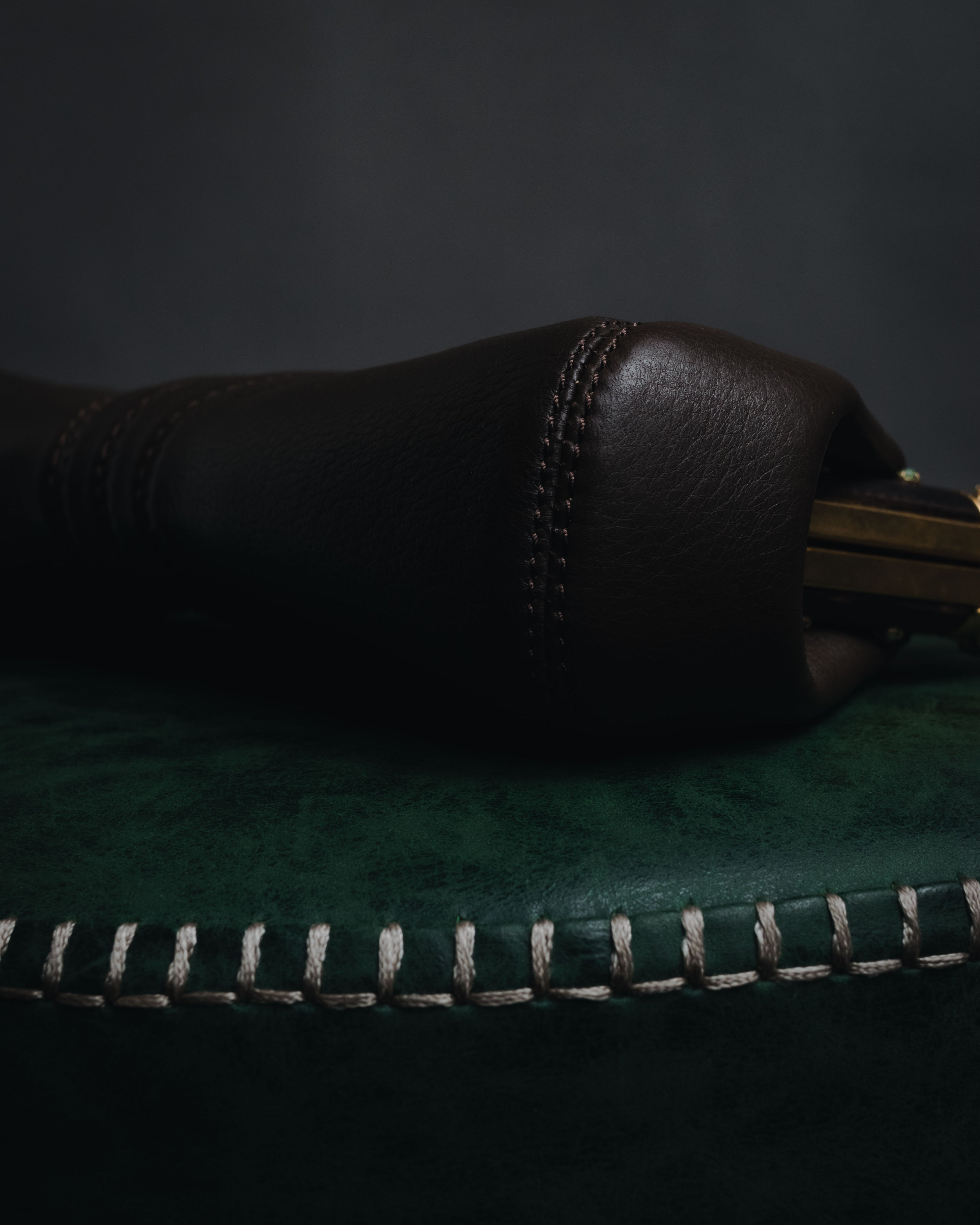 –SPECIAL– "VALENTINO GARAVANI"
00’s Jeweled frame leather bag