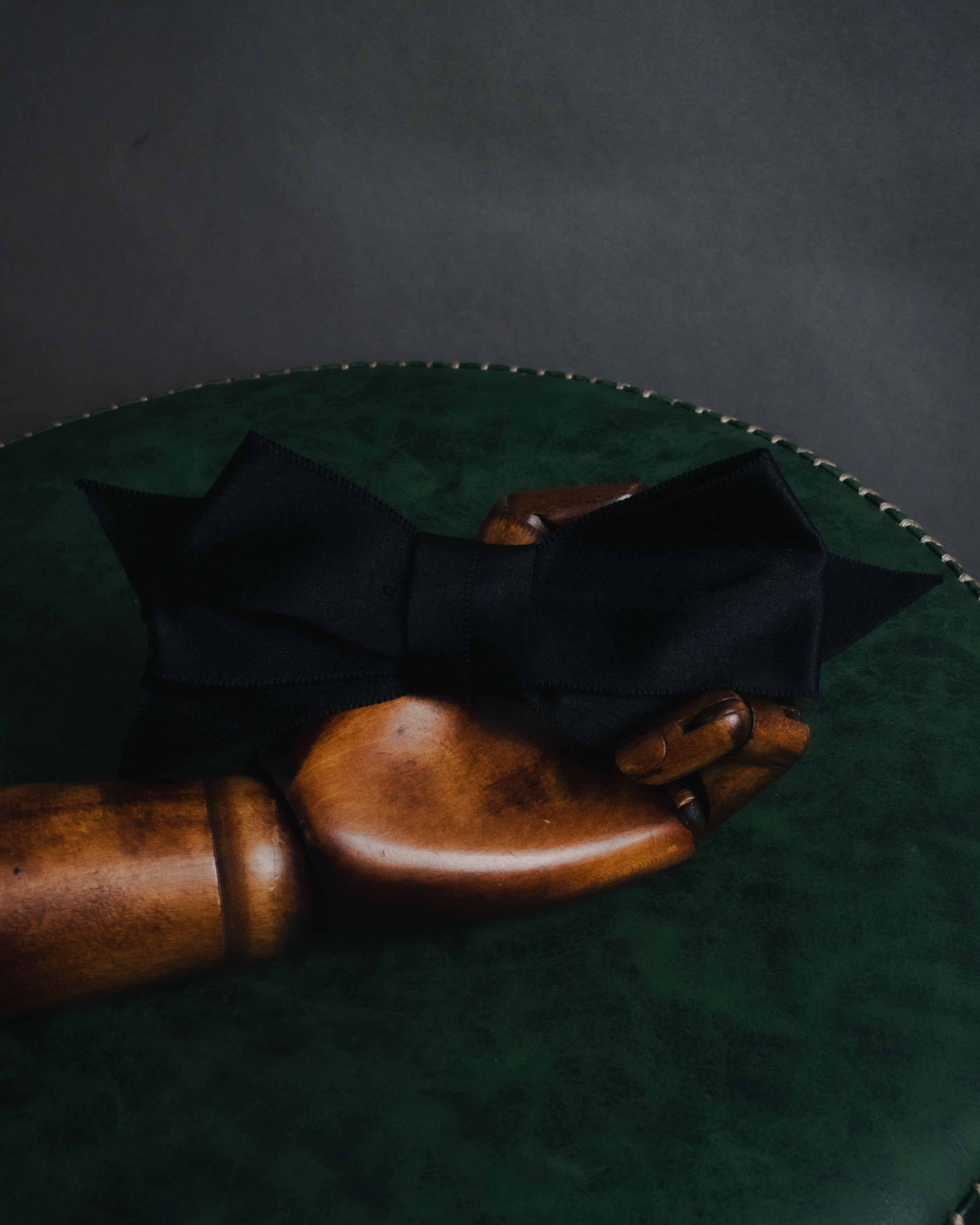 "CHANEL" 90’s black satin and grosgrain ribbon brooch