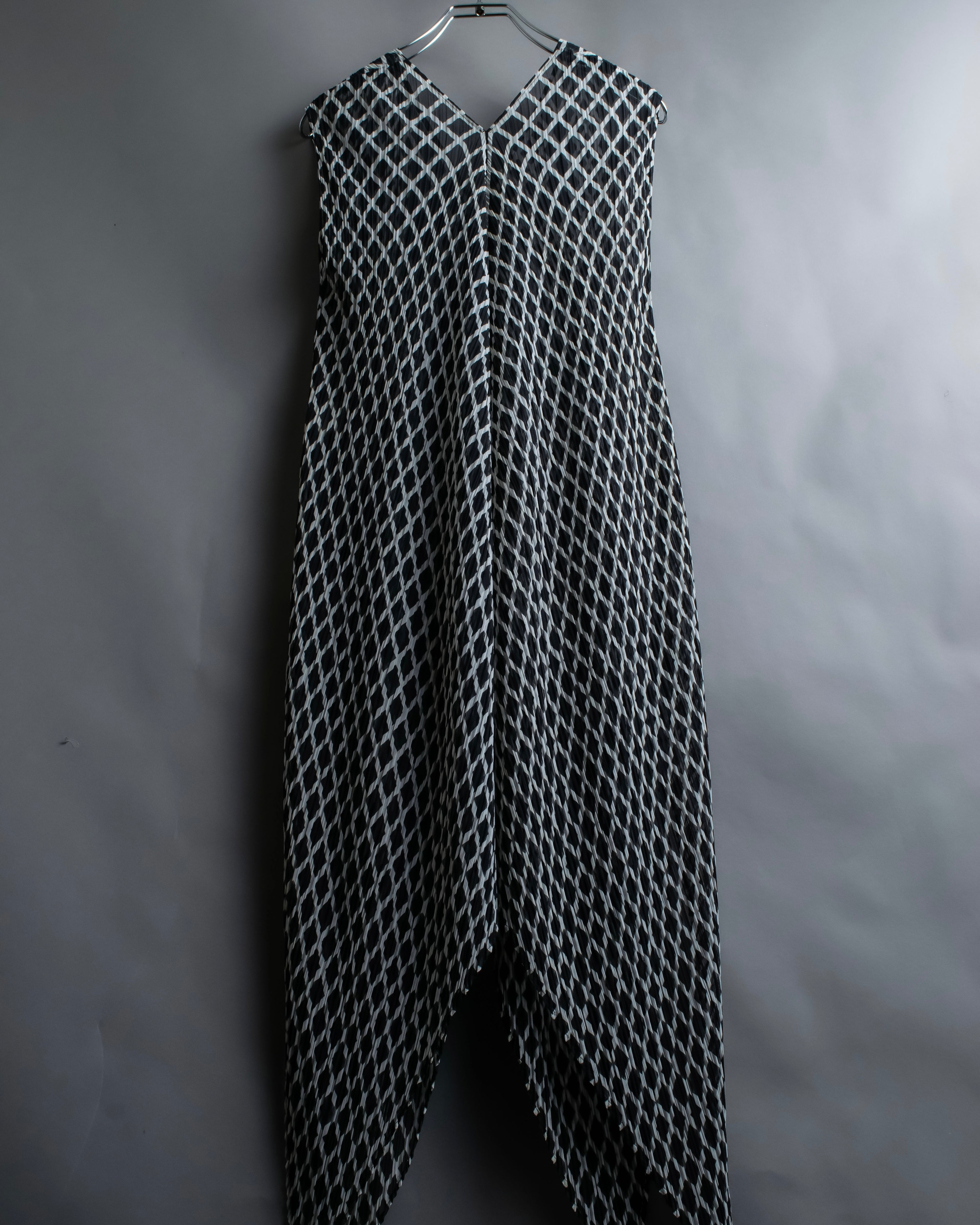 "ISSEY MIYAKE White label"
 Tailcoat design sleeveless dress