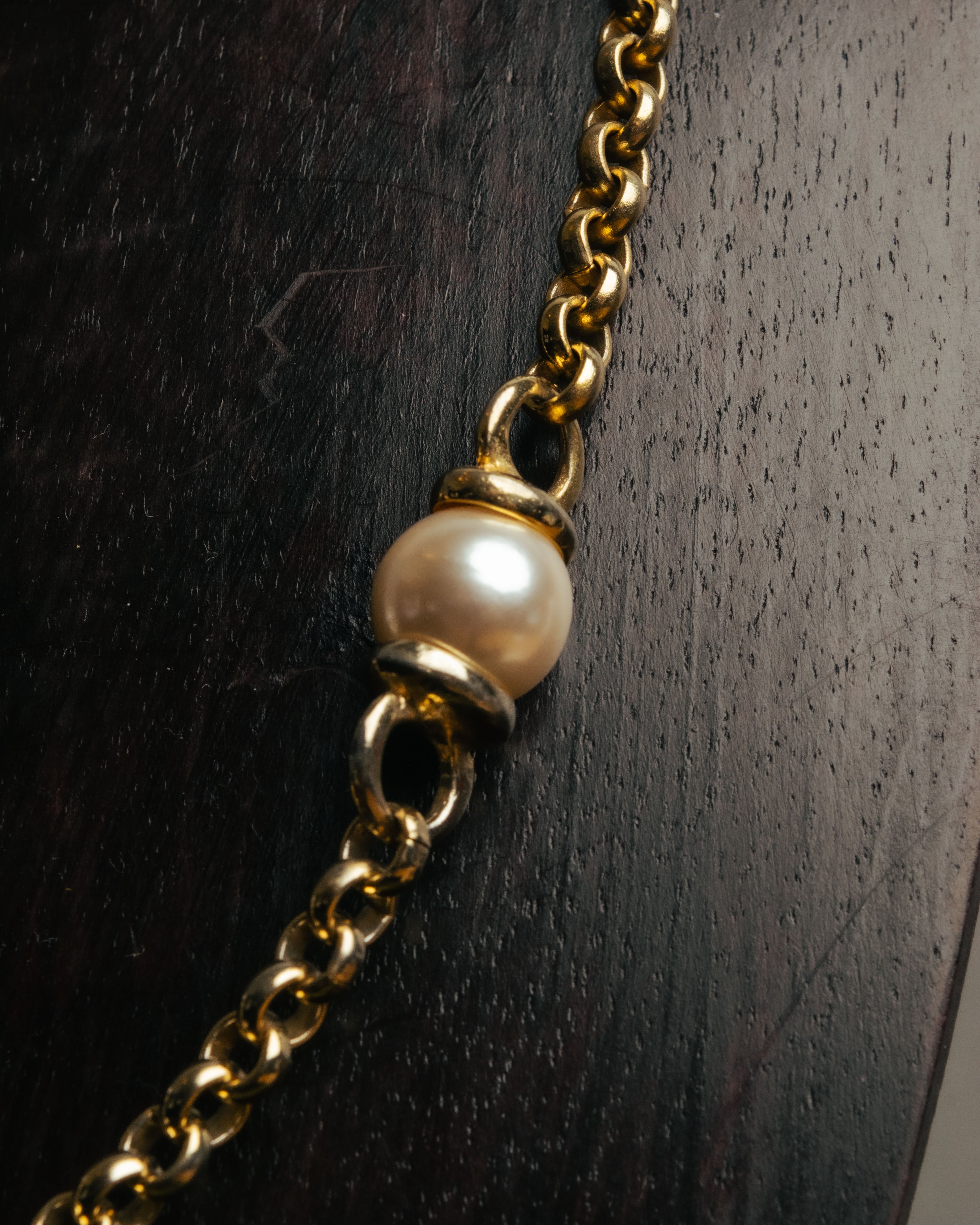 "YVES SAINT LAURENT" 80's-90's Gold-tone rolo chain necklace with faux pearl accents