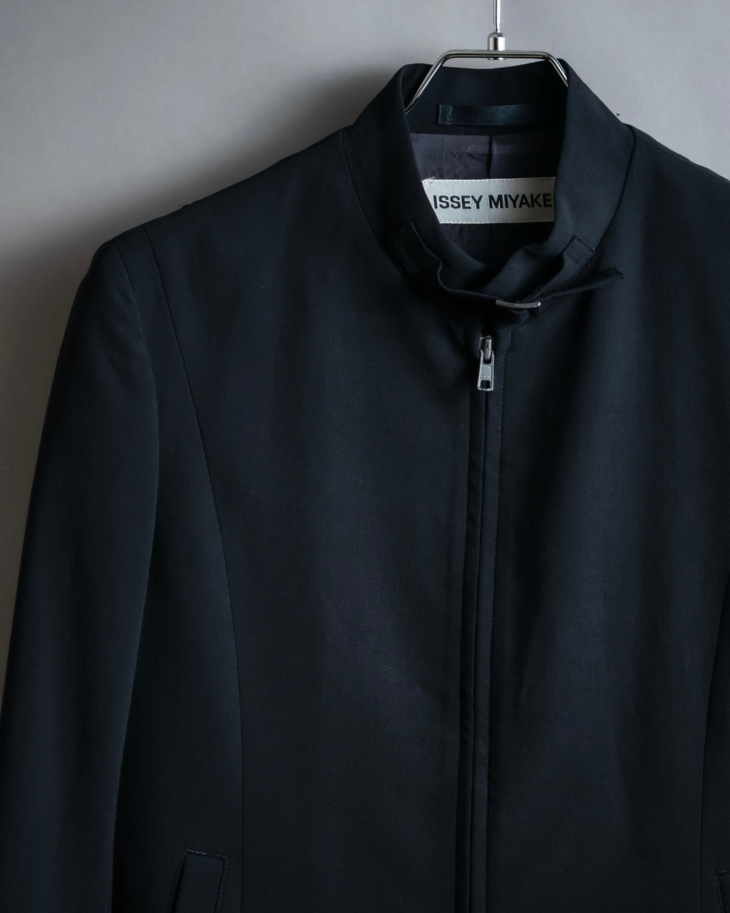 “ISSEY MIYAKE” Chin belt designed stand collar jacket