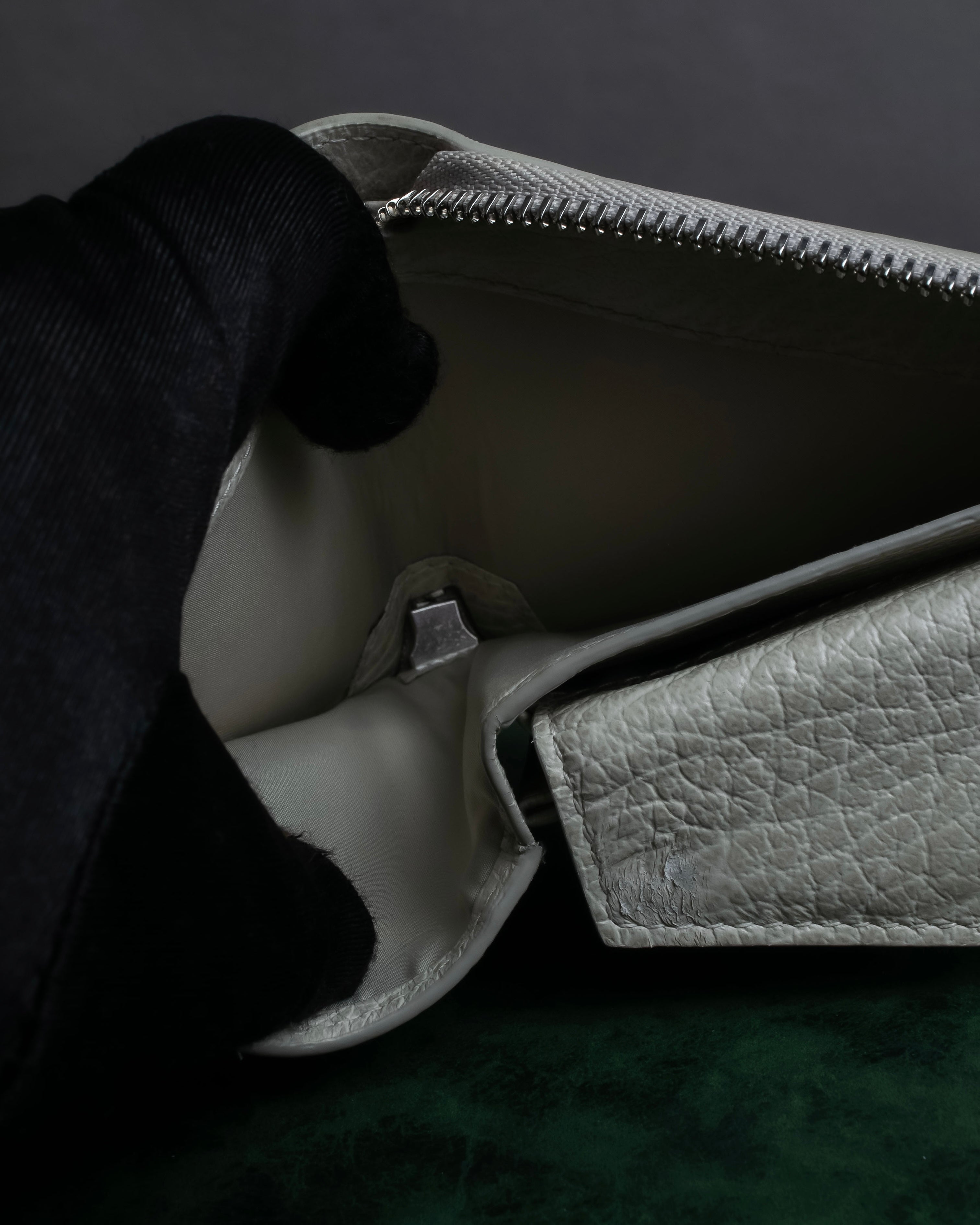"MAISON MARGIELA" White grain leather round zipper wallet