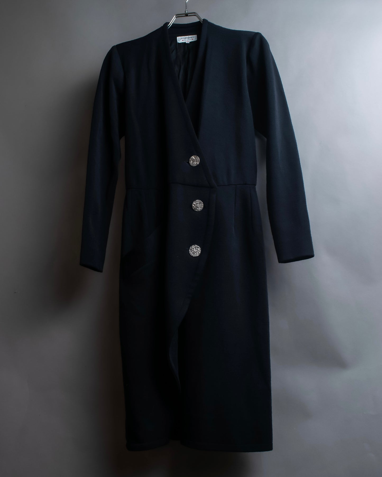 "Yves Saint Laurent Rive Gauche"
Beautiful button design no-collar coat