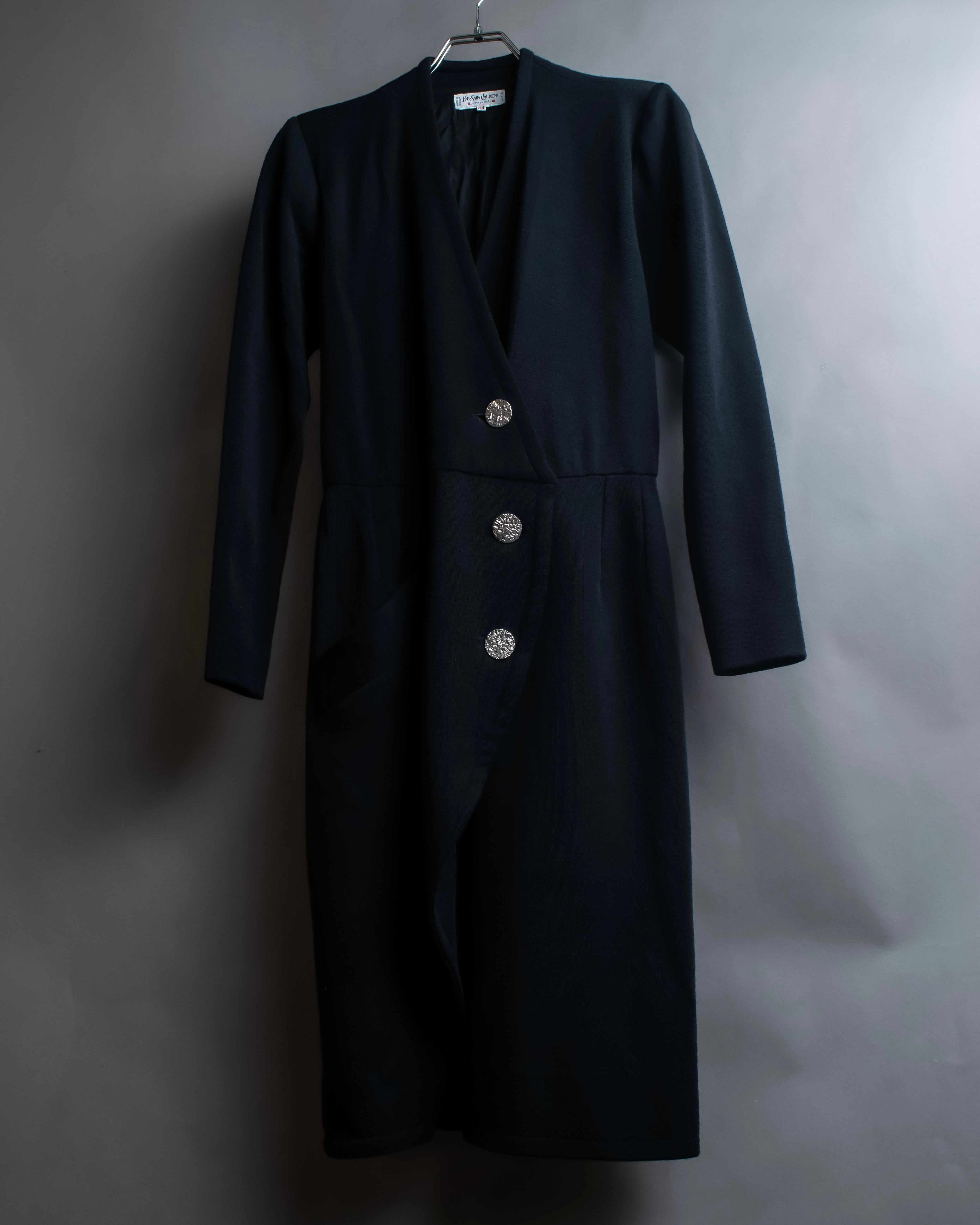 "Yves Saint Laurent Rive Gauche"
Beautiful button design no-collar coat