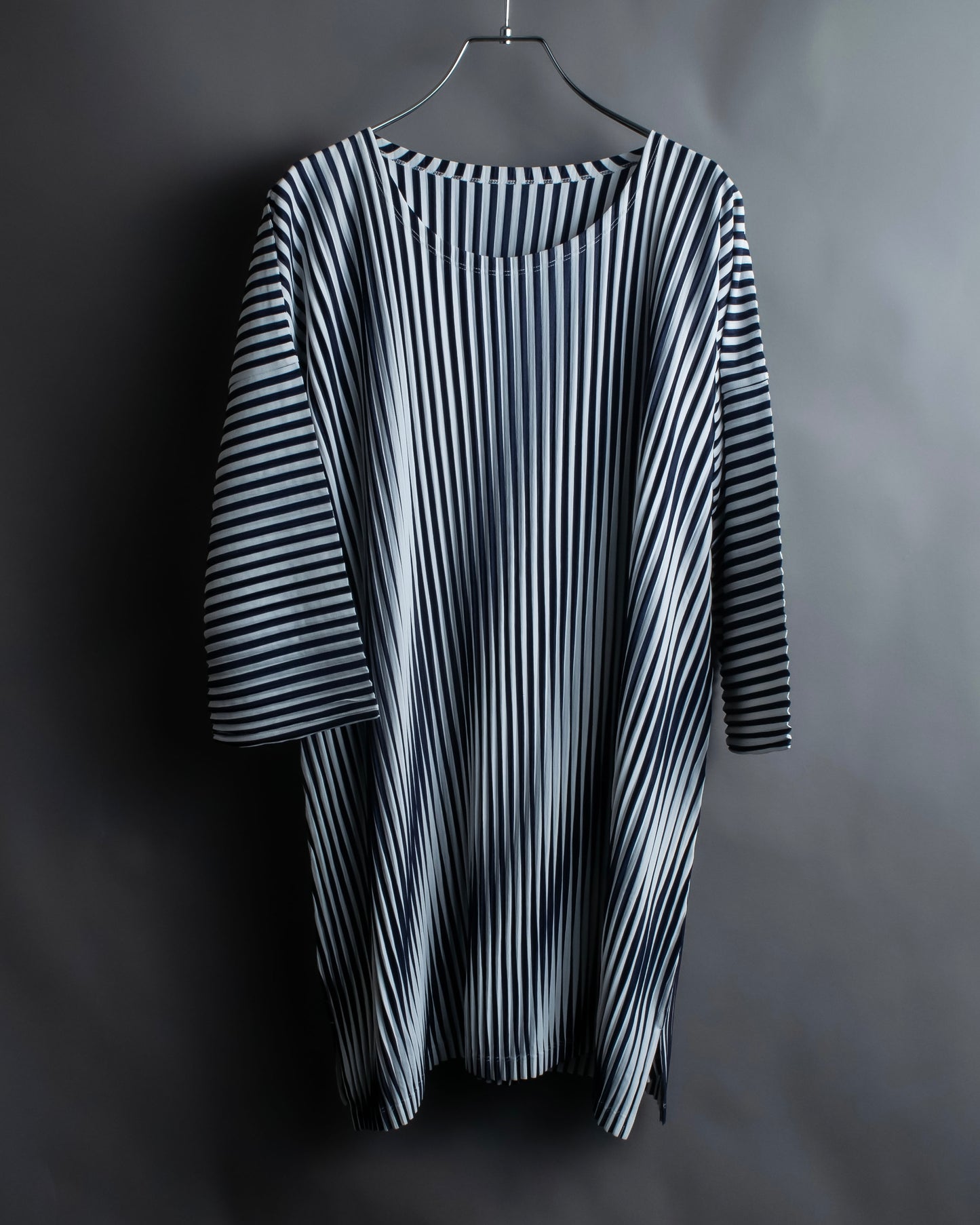 "PLEATS PLEASE ISSEY MIYAKE" Monotone color pleated oversized tops