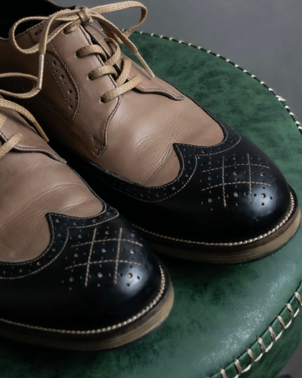 "KATHARINE HAMNETT" Wingtip design bicolor leather shoes