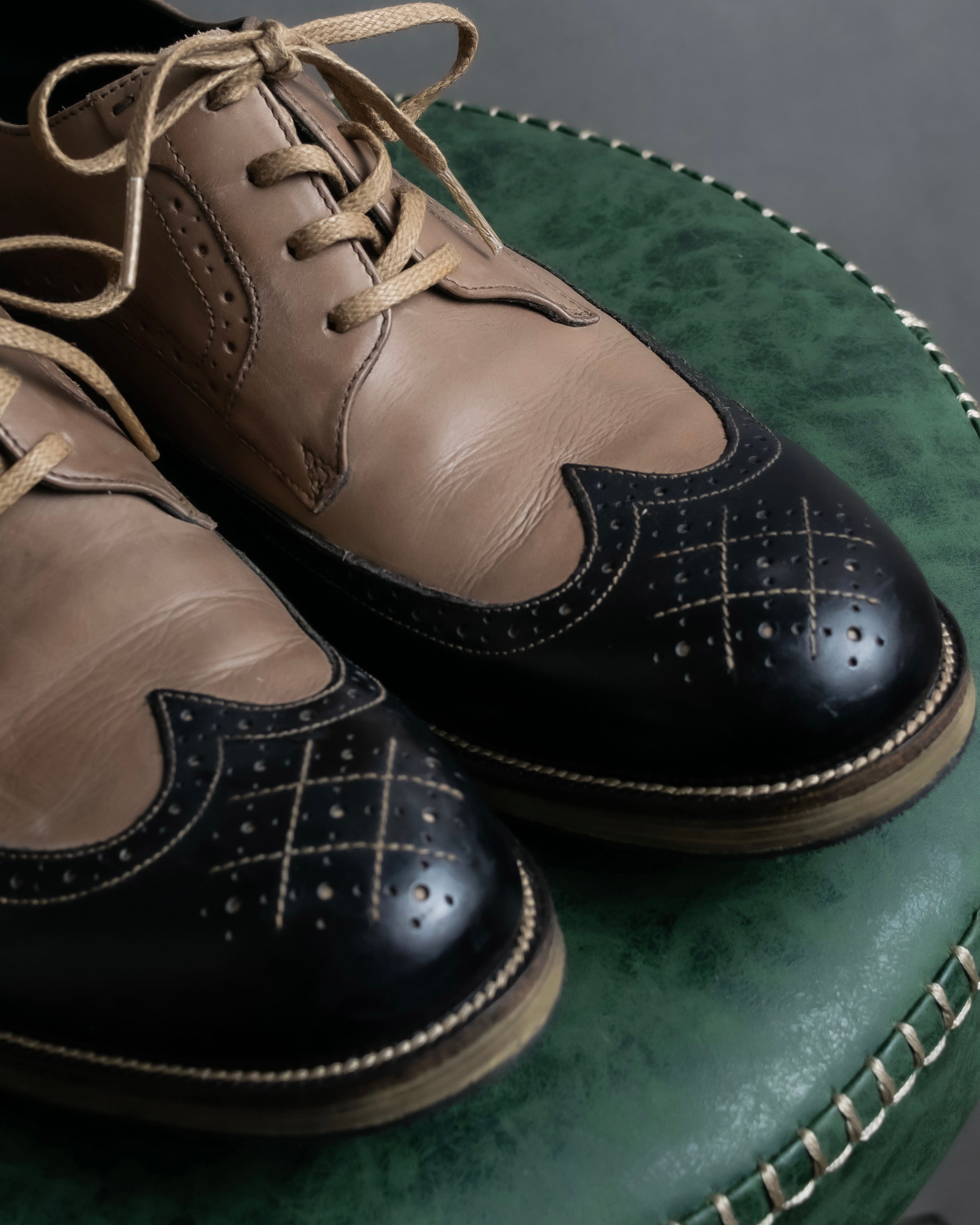 "KATHARINE HAMNETT" Wingtip design bicolor leather shoes