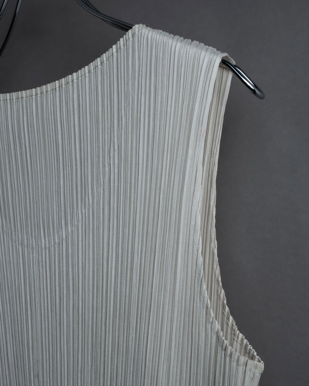 "PLEATS PLEASE ISSEY MIYAKE" Off-white tank top