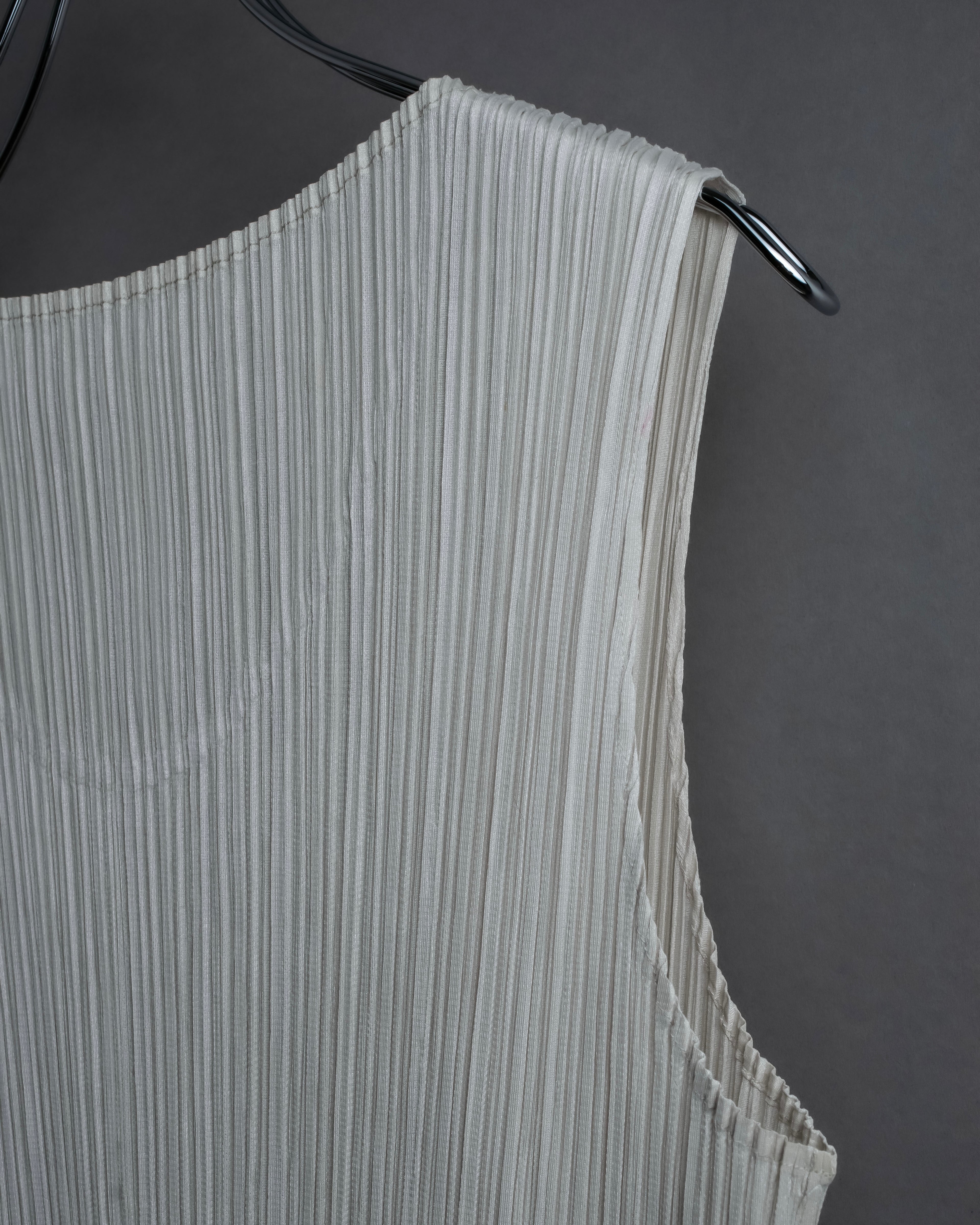 "PLEATS PLEASE ISSEY MIYAKE" Off-white tank top