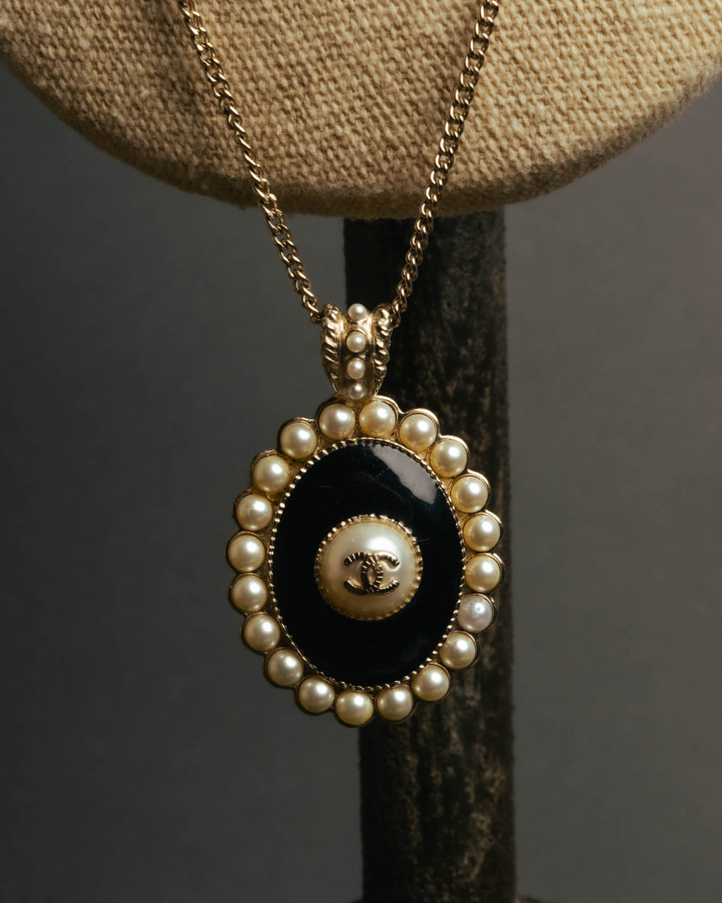 -SPECIAL- “CHANEL” 2017 Cruise Collection Pearl trimmed black pendant necklace