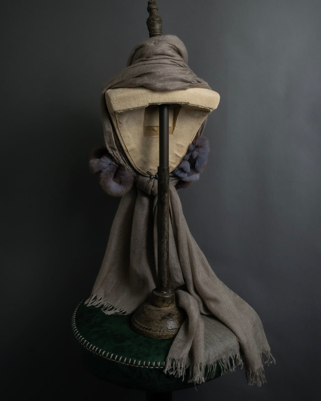 "FENDI" 04-10's Petal motif fur docking long muffler