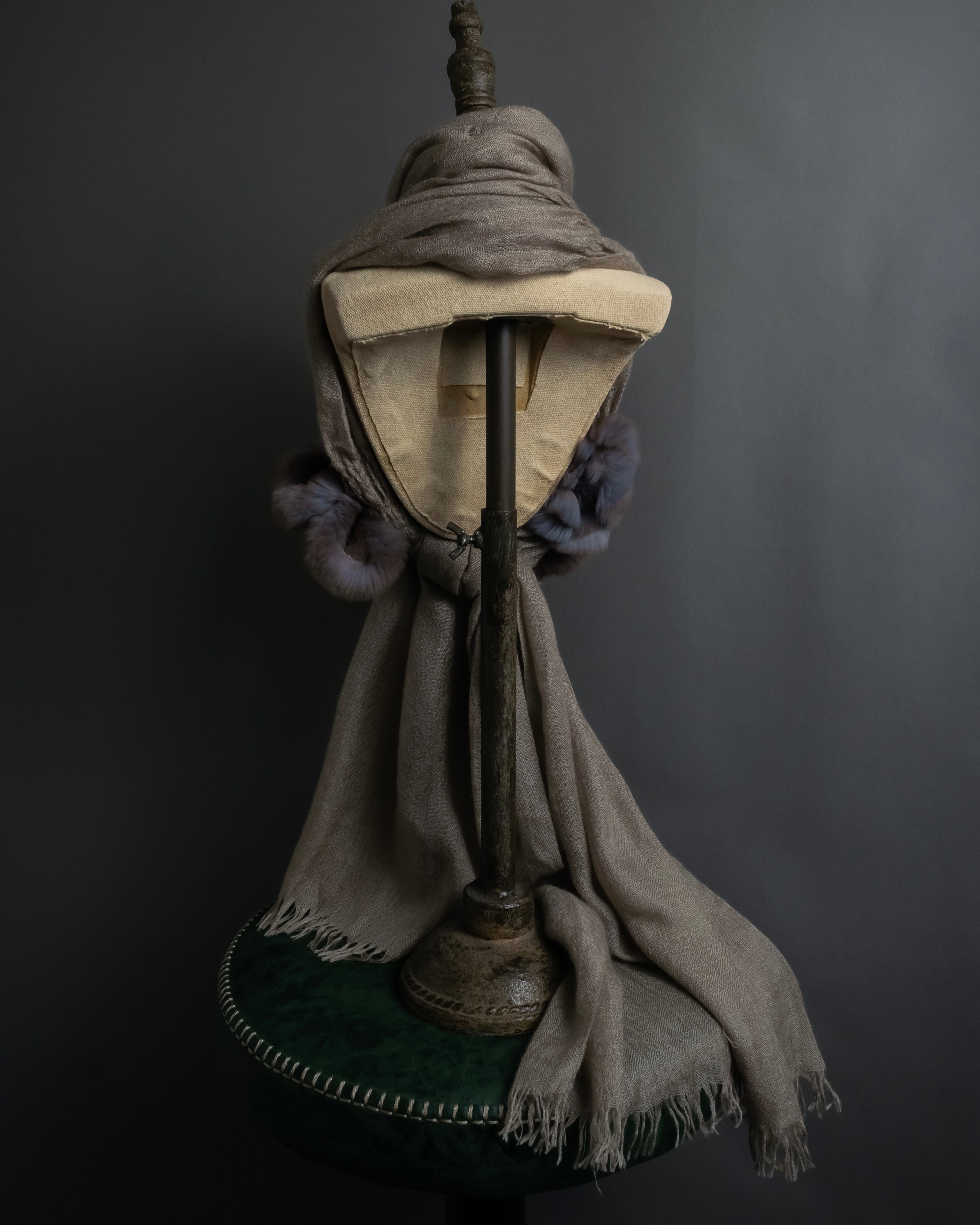 "FENDI" 04-10's Petal motif fur docking long muffler