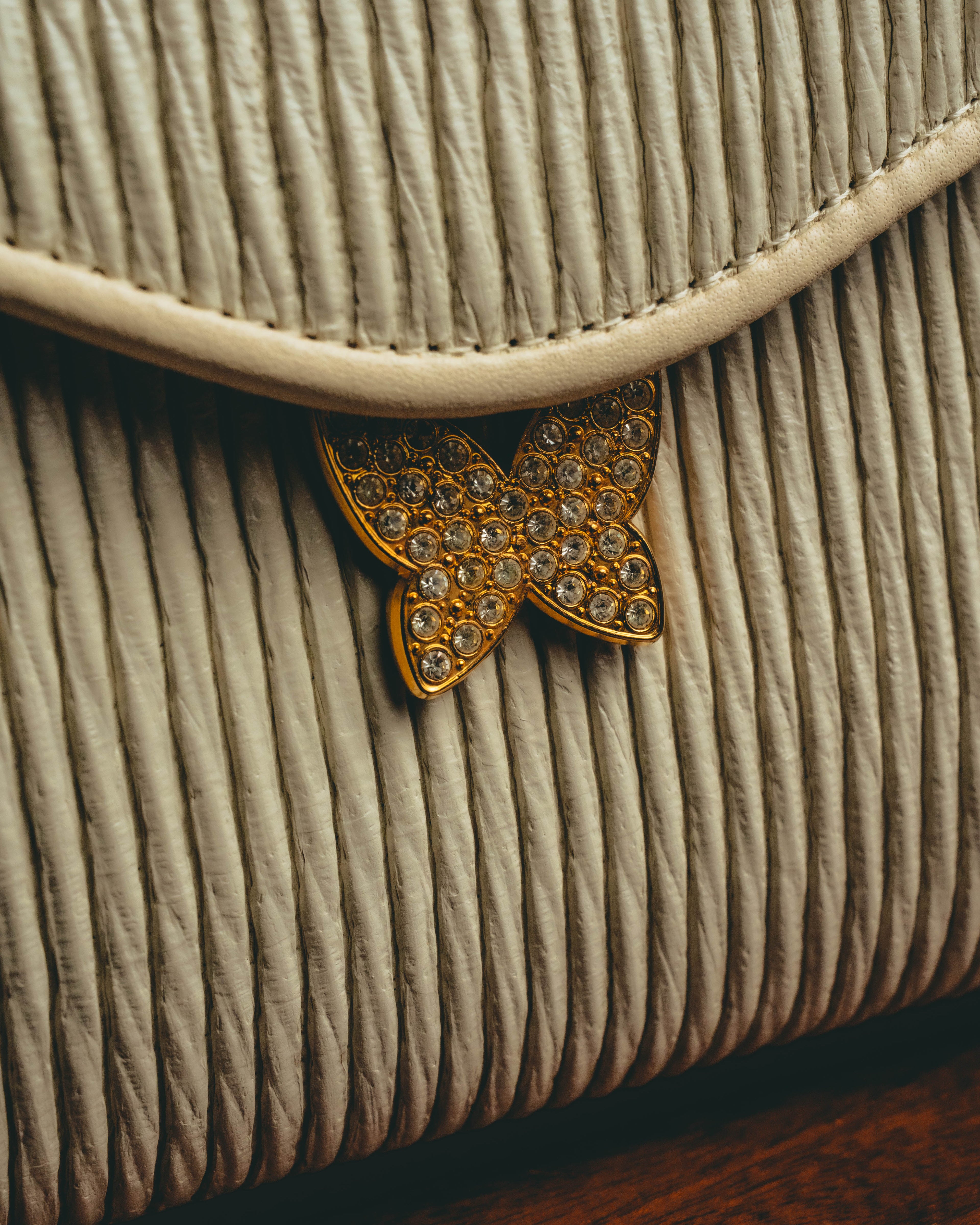 "HANAE MORI" 80's-90's Pleated butterfly clasp handbag