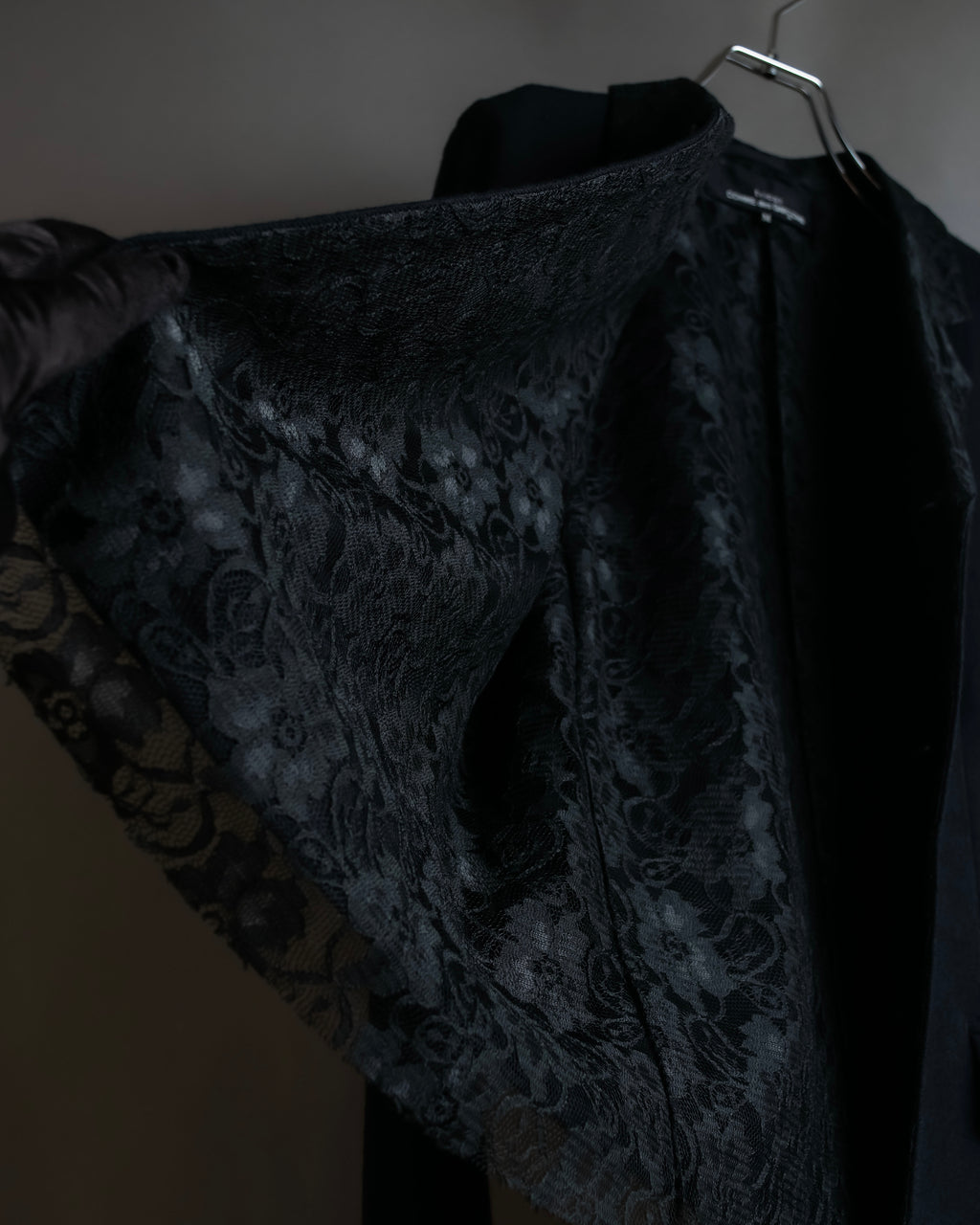 "tricot COMME des GARCONS" 
2001AW Lace-switched design tailored jacket