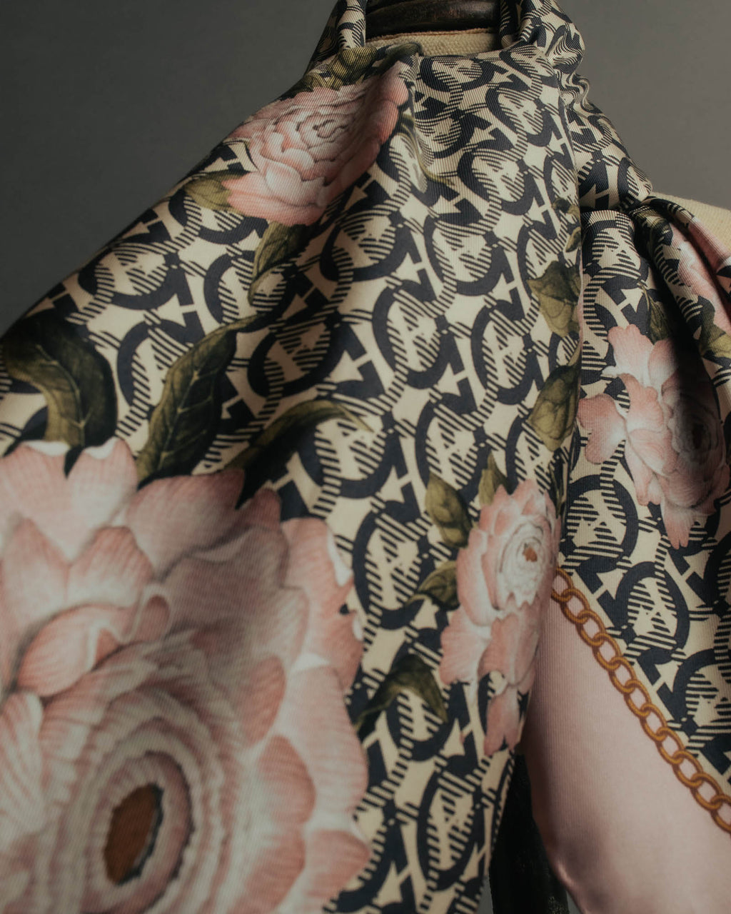 "Salvatore Ferragamo" 90's-00's Elegant floral silk scarf