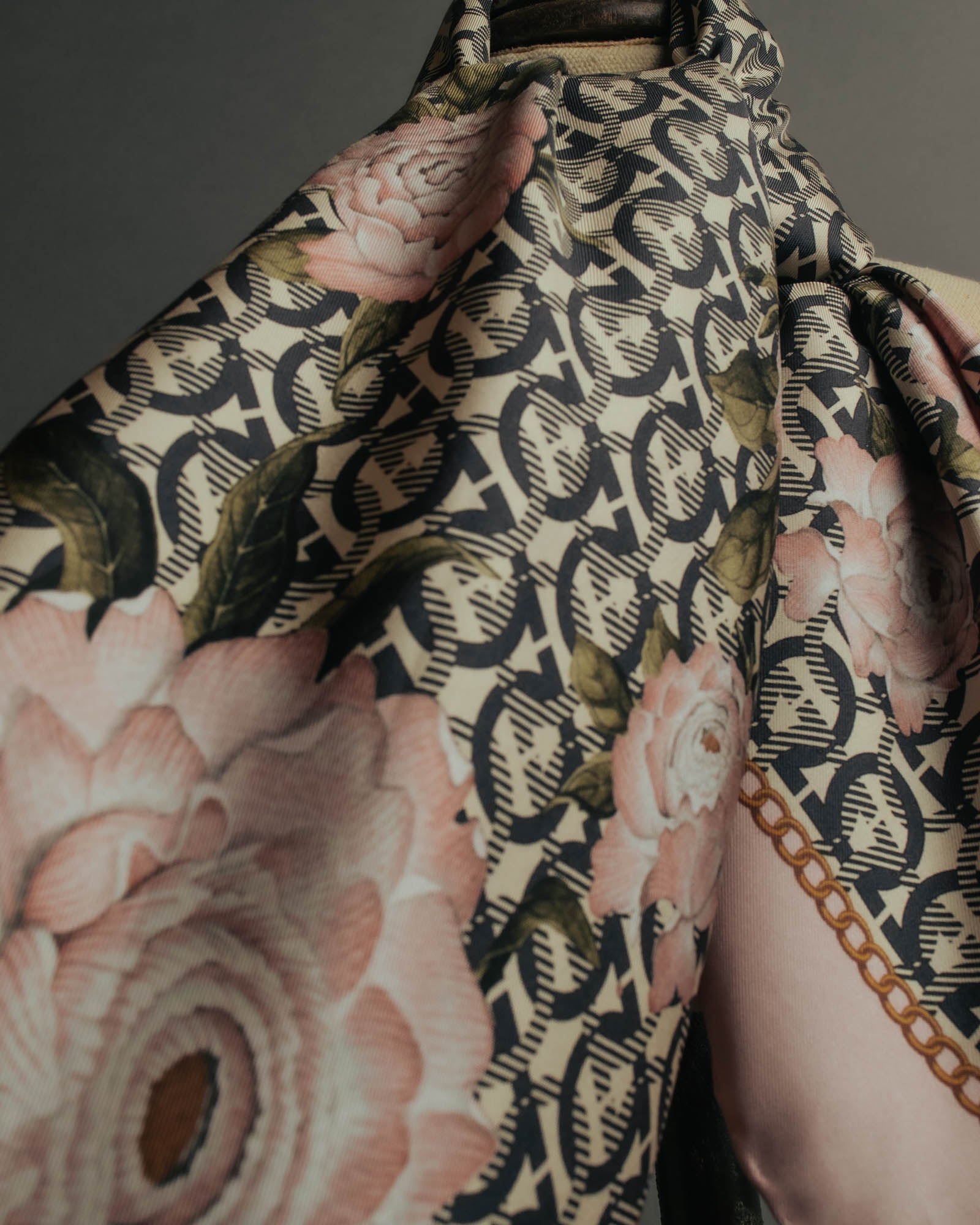 "Salvatore Ferragamo" 90's-00's Elegant floral silk scarf