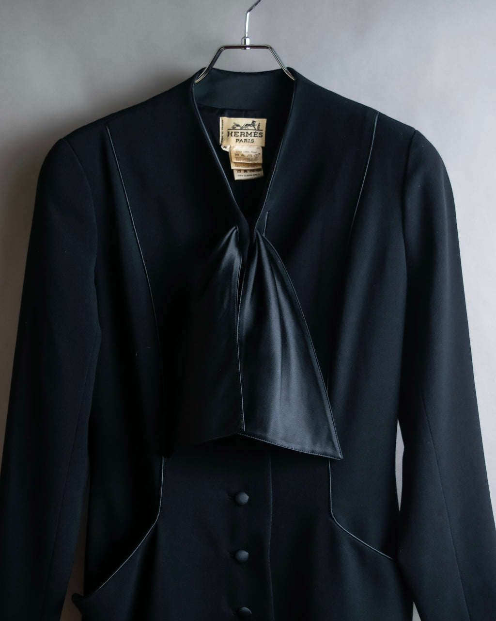 "HERMES" Ribbon scarf detail shaped coat