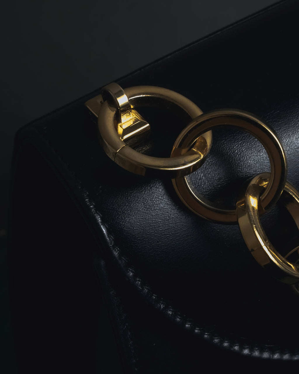 "Salvatore Ferragamo" 90’s Jewelry gold chain design leather bag