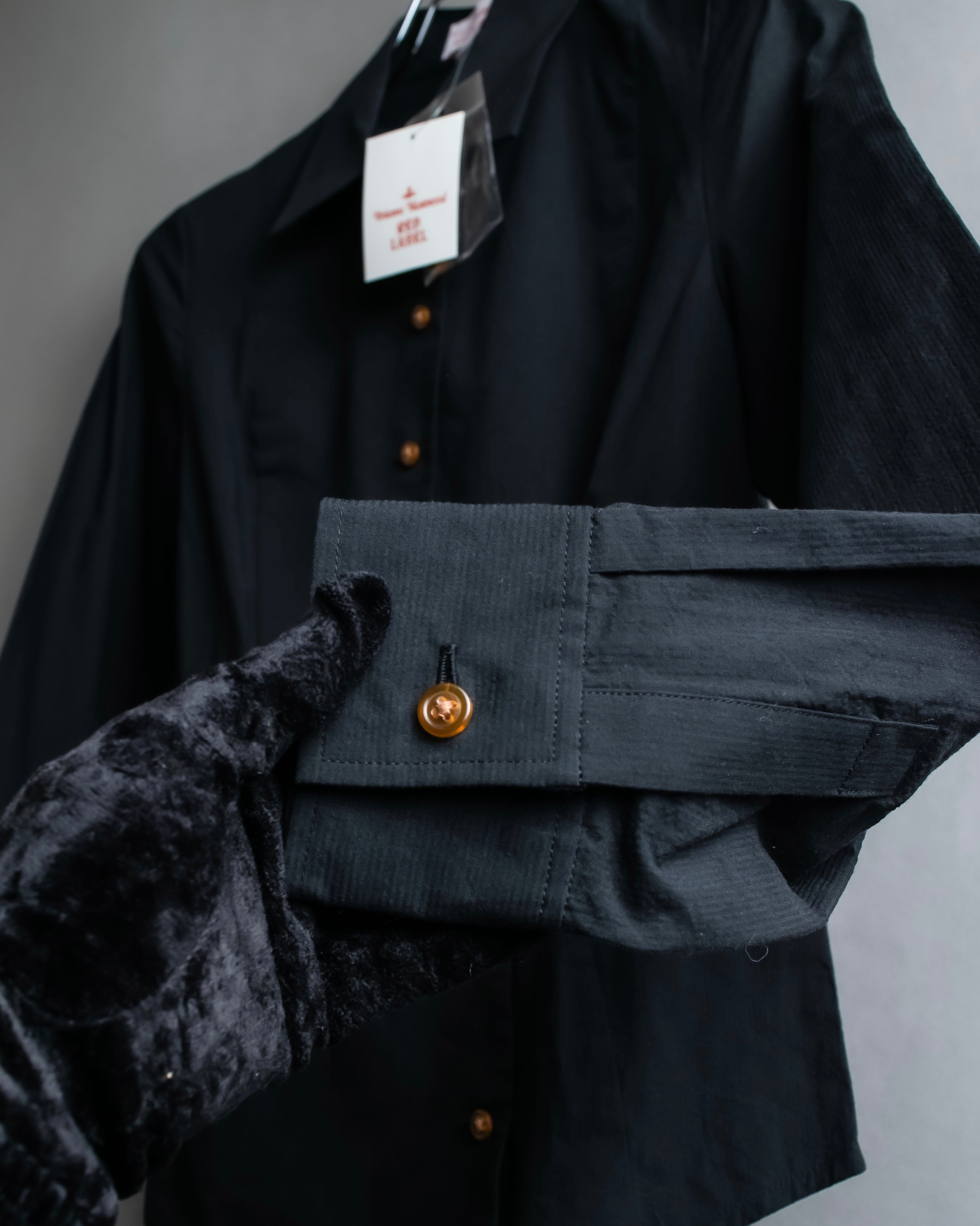 "Vivienne Westwood RED LABEL"
 Front button cutting design shirt