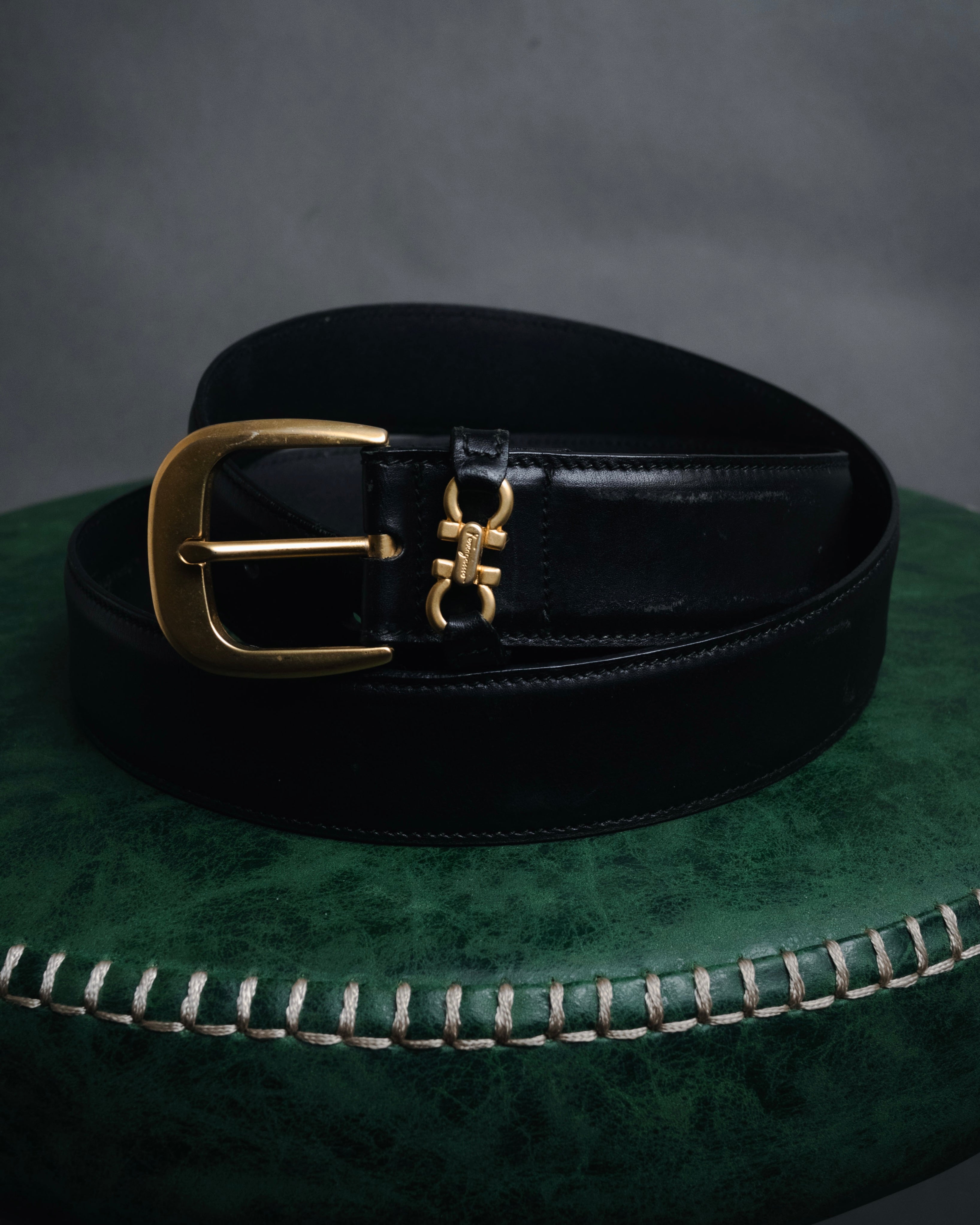 "Salvatore Ferragamo" 90-05’s double gancini keeper leather belt