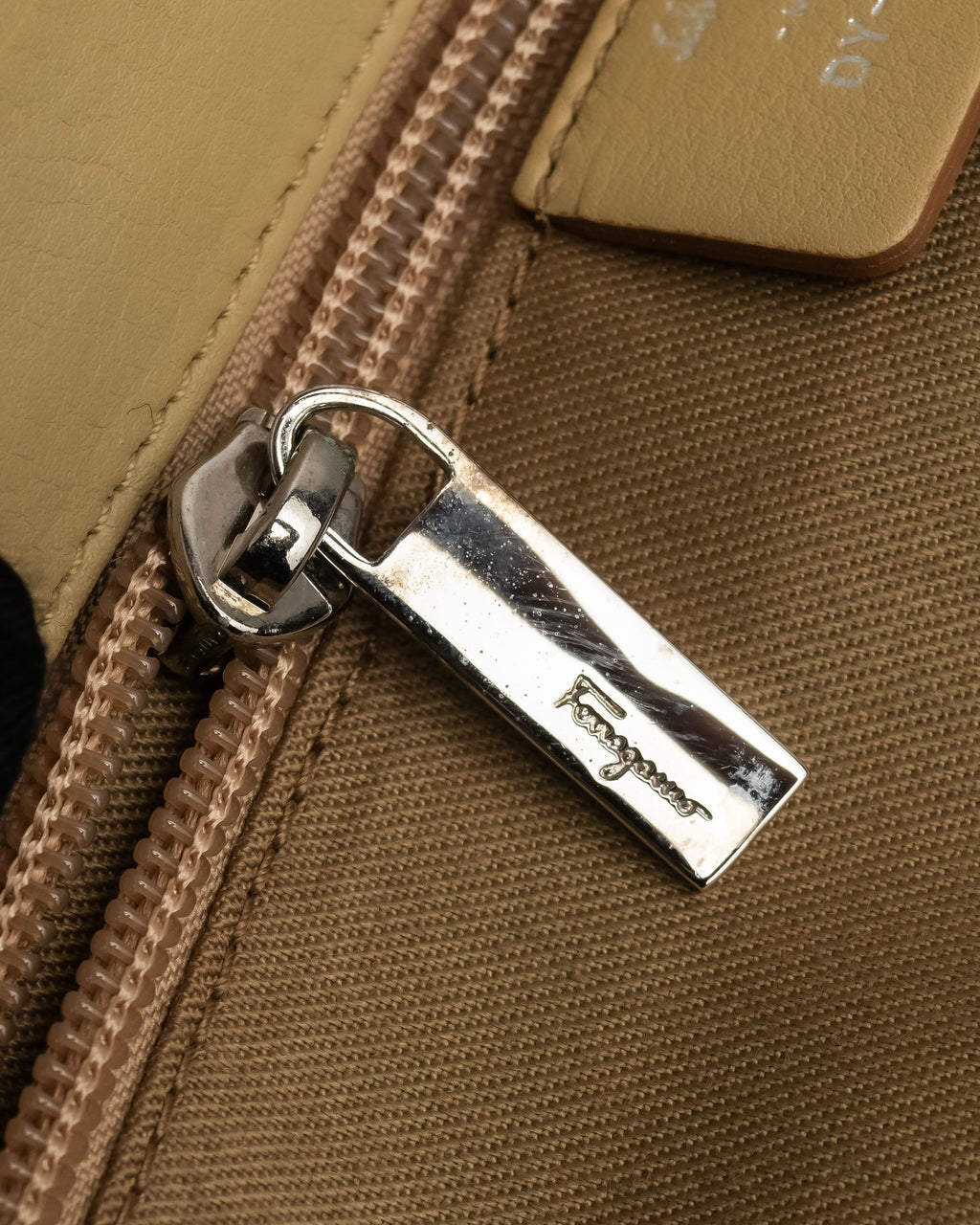 "Salvatore Ferragamo" Gancini motif greige color leather hand bag