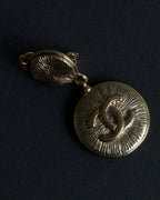 "CHANEL" Coco mark engraved gold earring