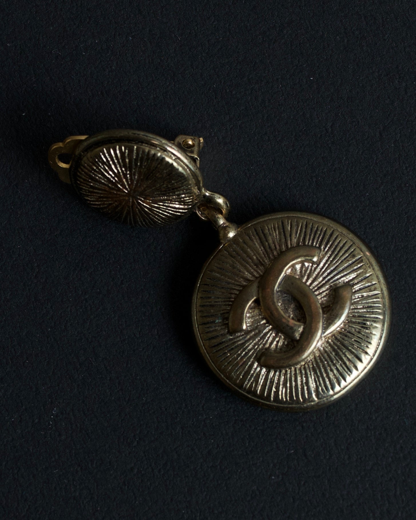 "CHANEL" Coco mark engraved gold earring