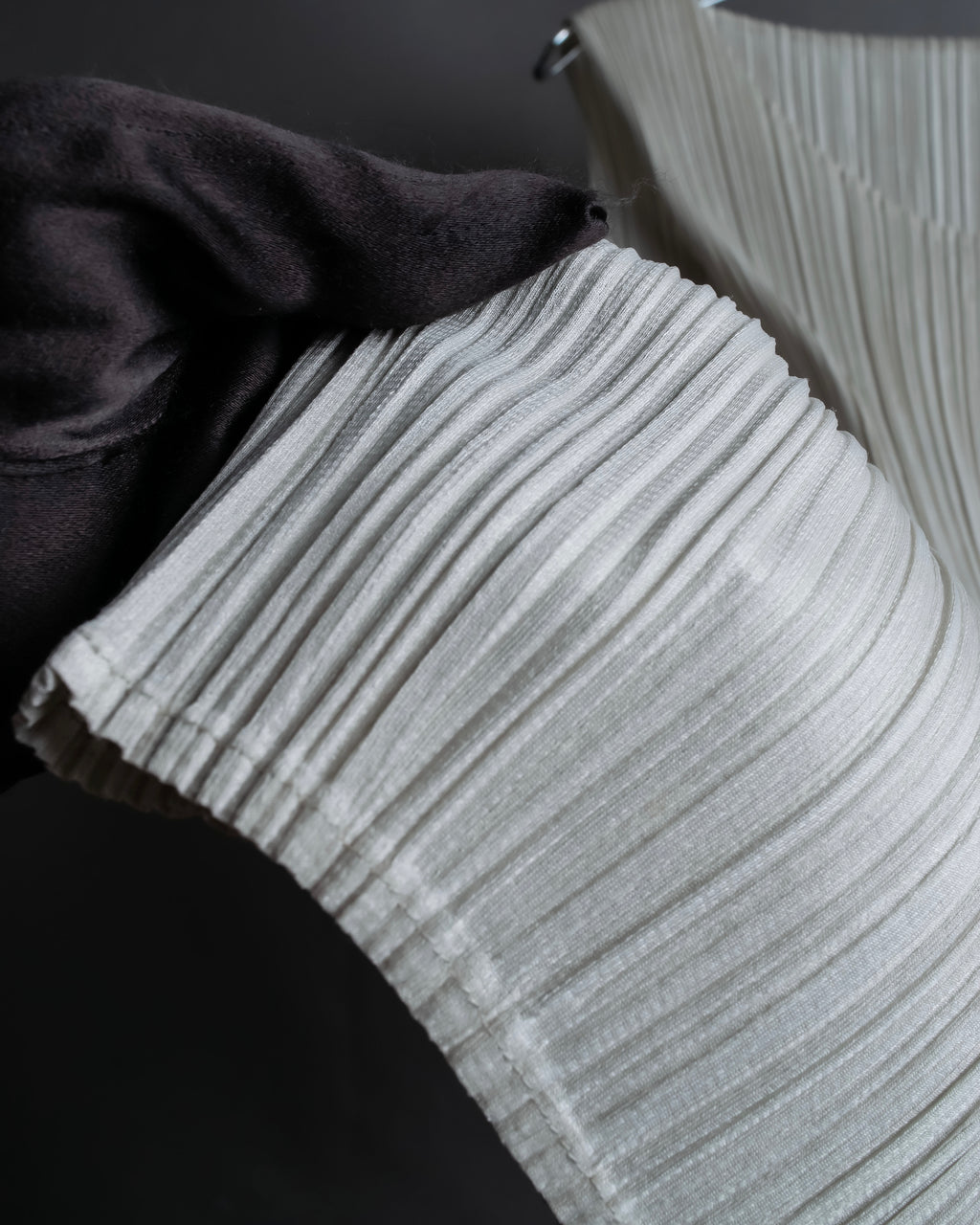 "PLEATS PLEASE ISSEY MIYAKE" Off-white tank top